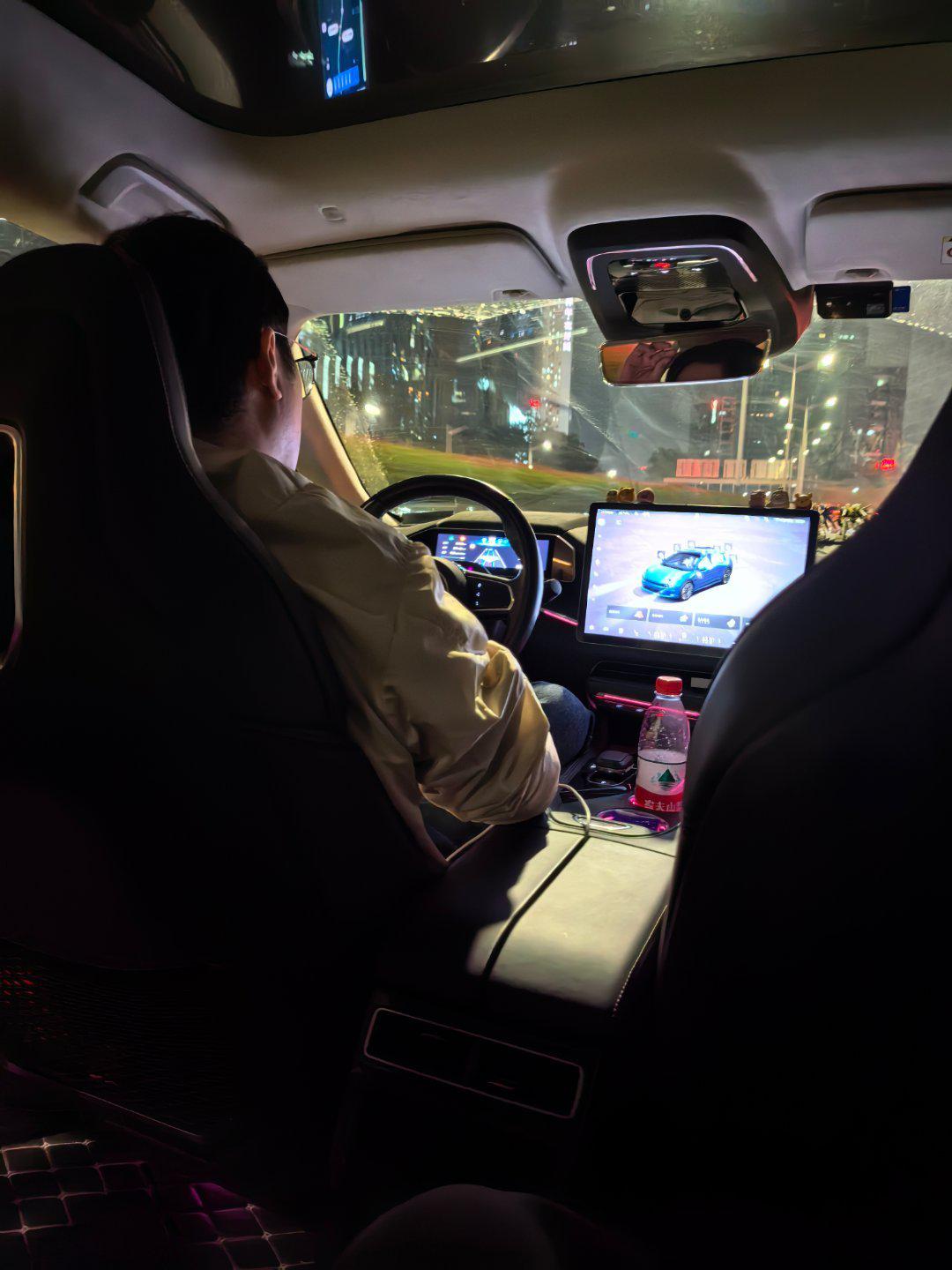 打车,打了一辆极氪 001,还是高配的,有电动门