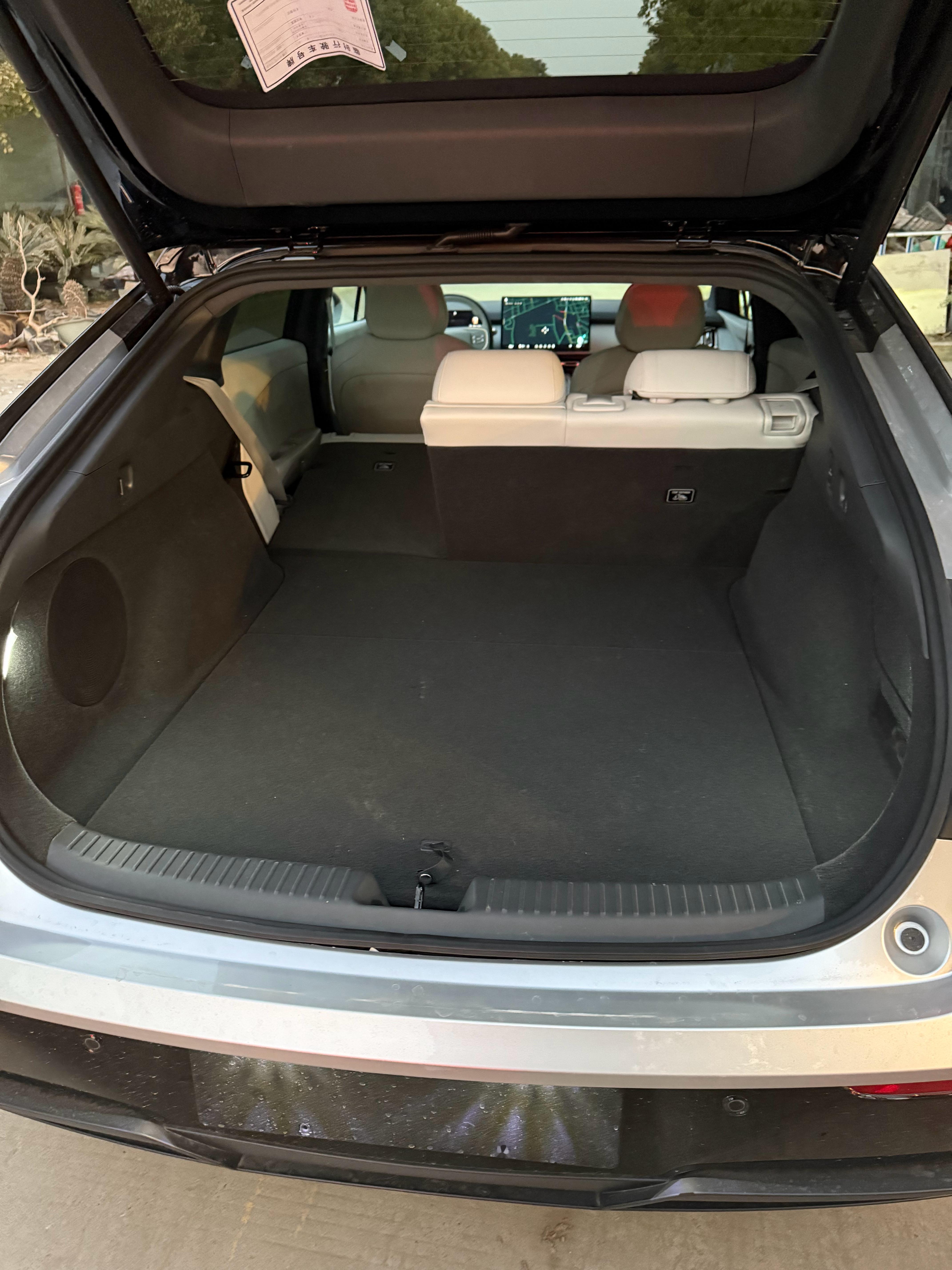 小鹏p7 的核心优势就是空间,真的够大,后排大,后备箱大,虽然没有前备