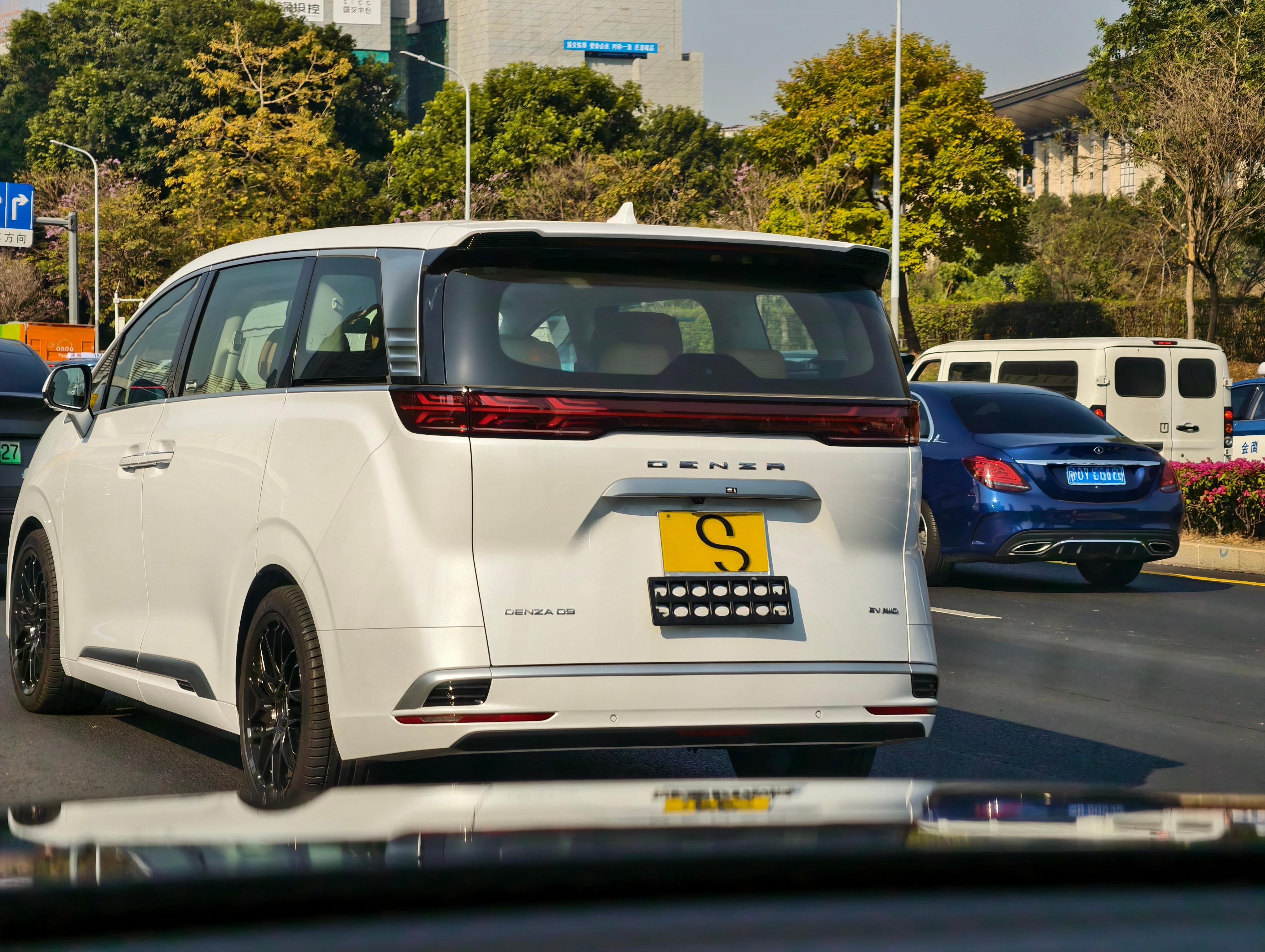 腾势d9 港牌右舵车 极氪 009 右舵版在香港应该也开卖了 我认为国内
