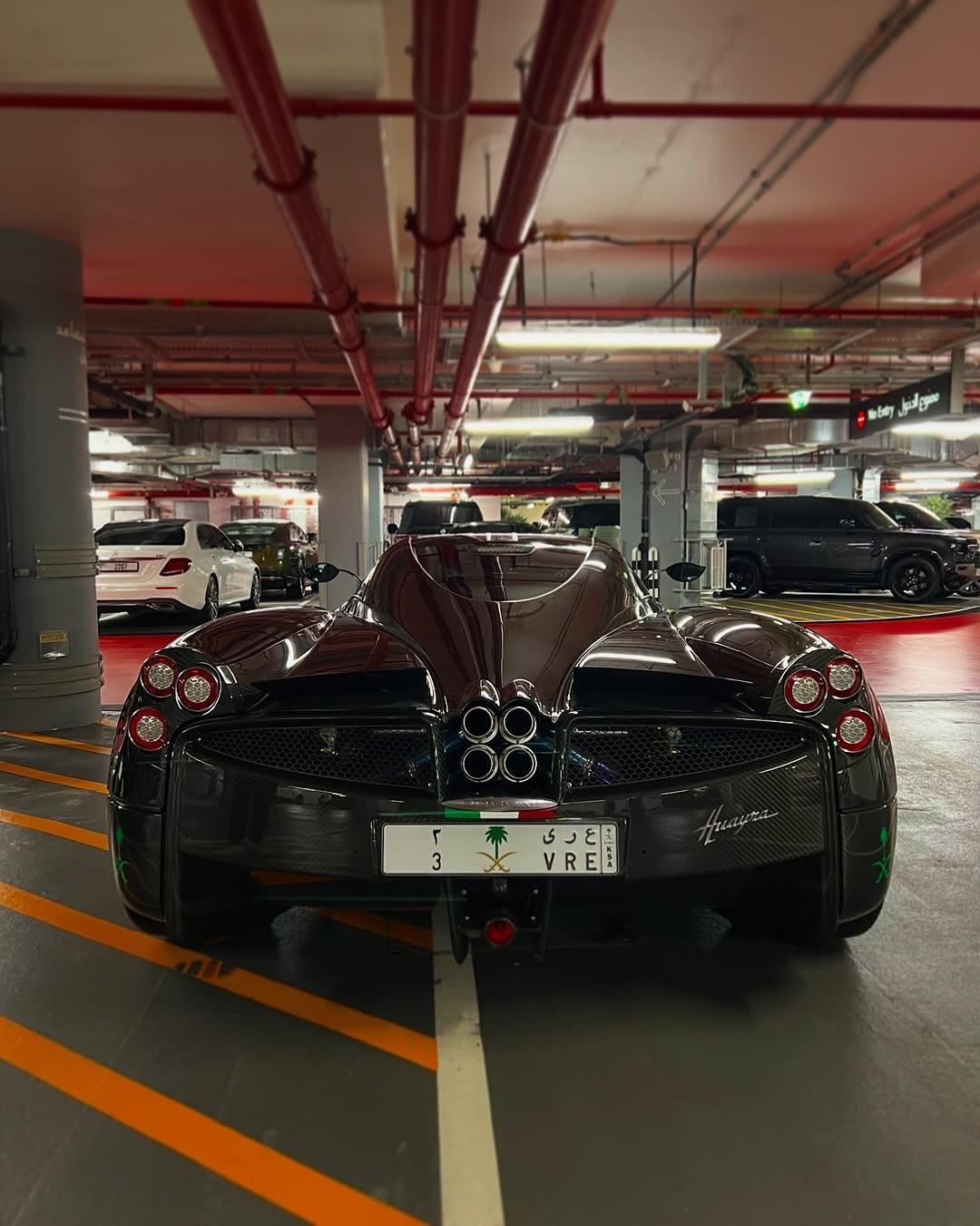 在迪拜停车场发现了晶莹剔透的碳纤维 huayra!