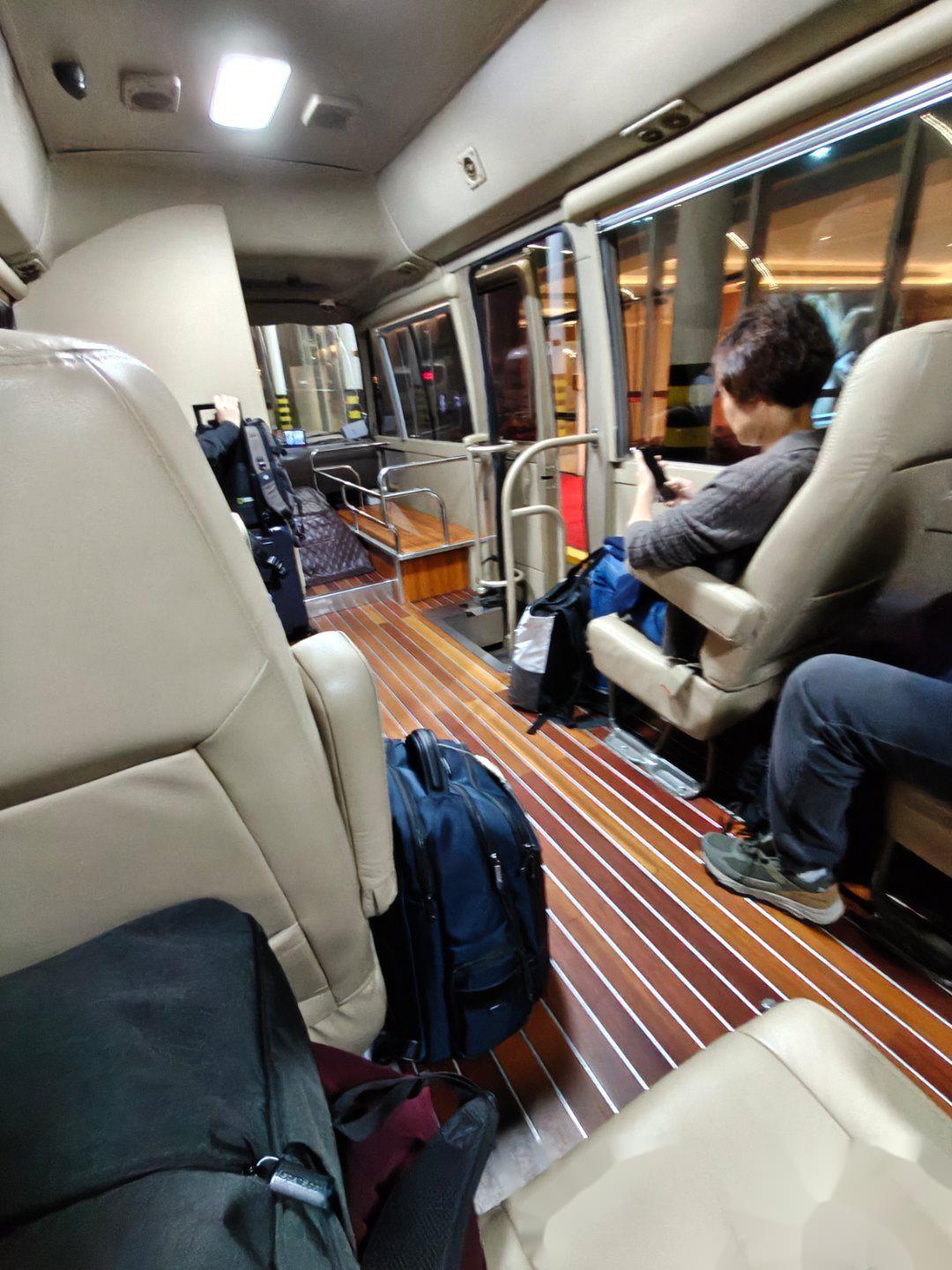 今天走深圳机场贵宾厅,想试试能不能坐一下 mega 呢