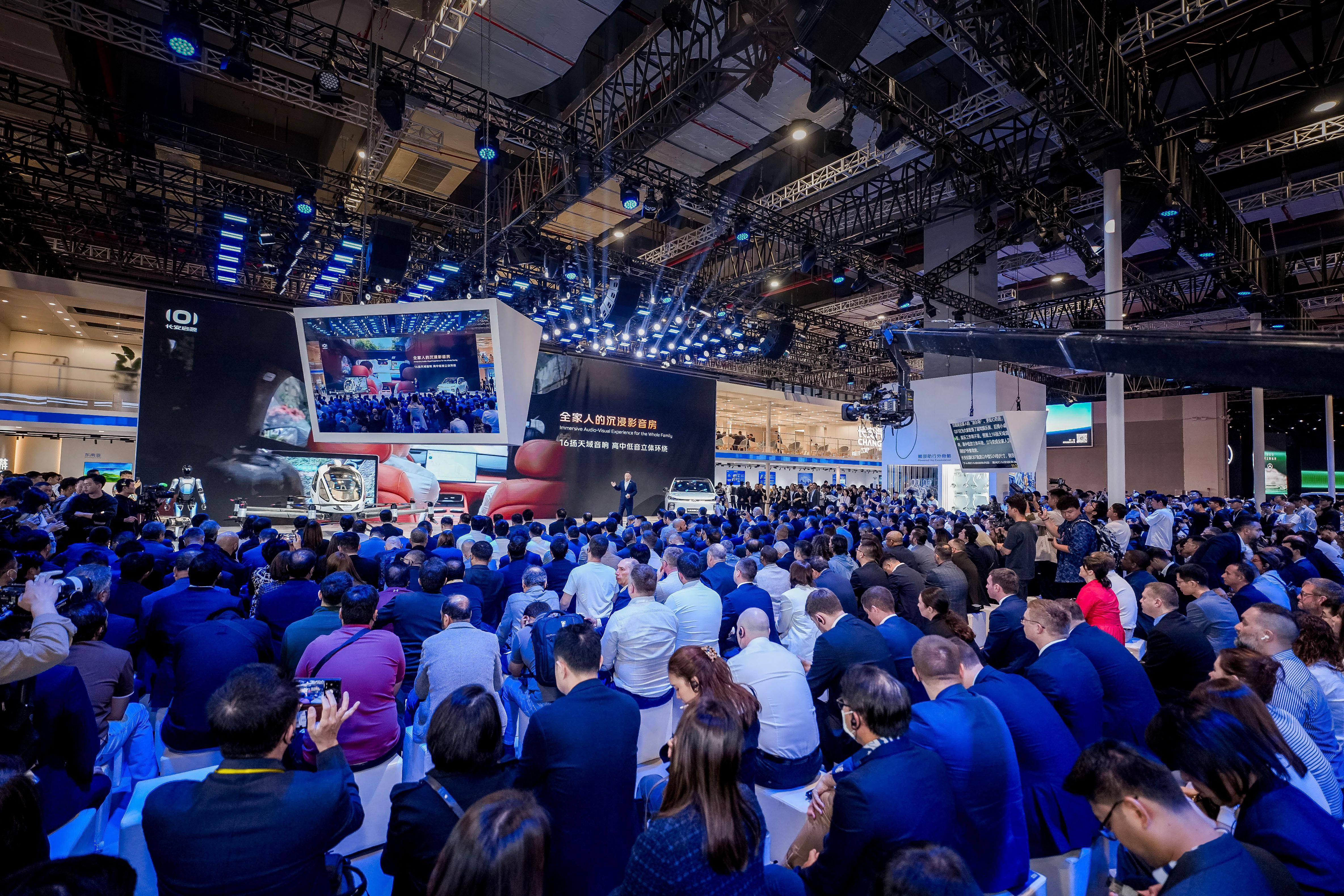 长安汽车在今天上海车展的首个发布会上直接甩出王炸,三款新车直接把