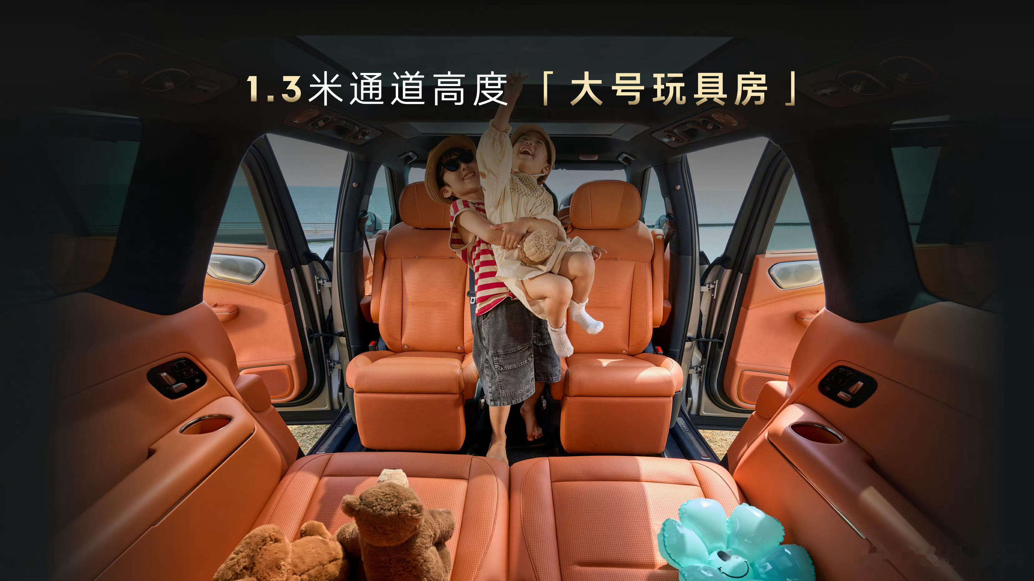 下领克900的双180°电动旋转座椅,据说是全球首款,第一次发现,原来车