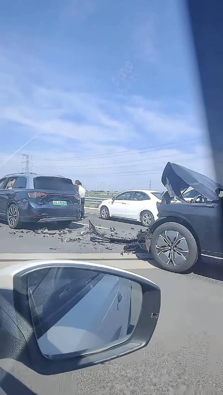 今天目睹了几辆问界m9的车祸场景,只见别的车辆都撞得相当惨烈,而问界