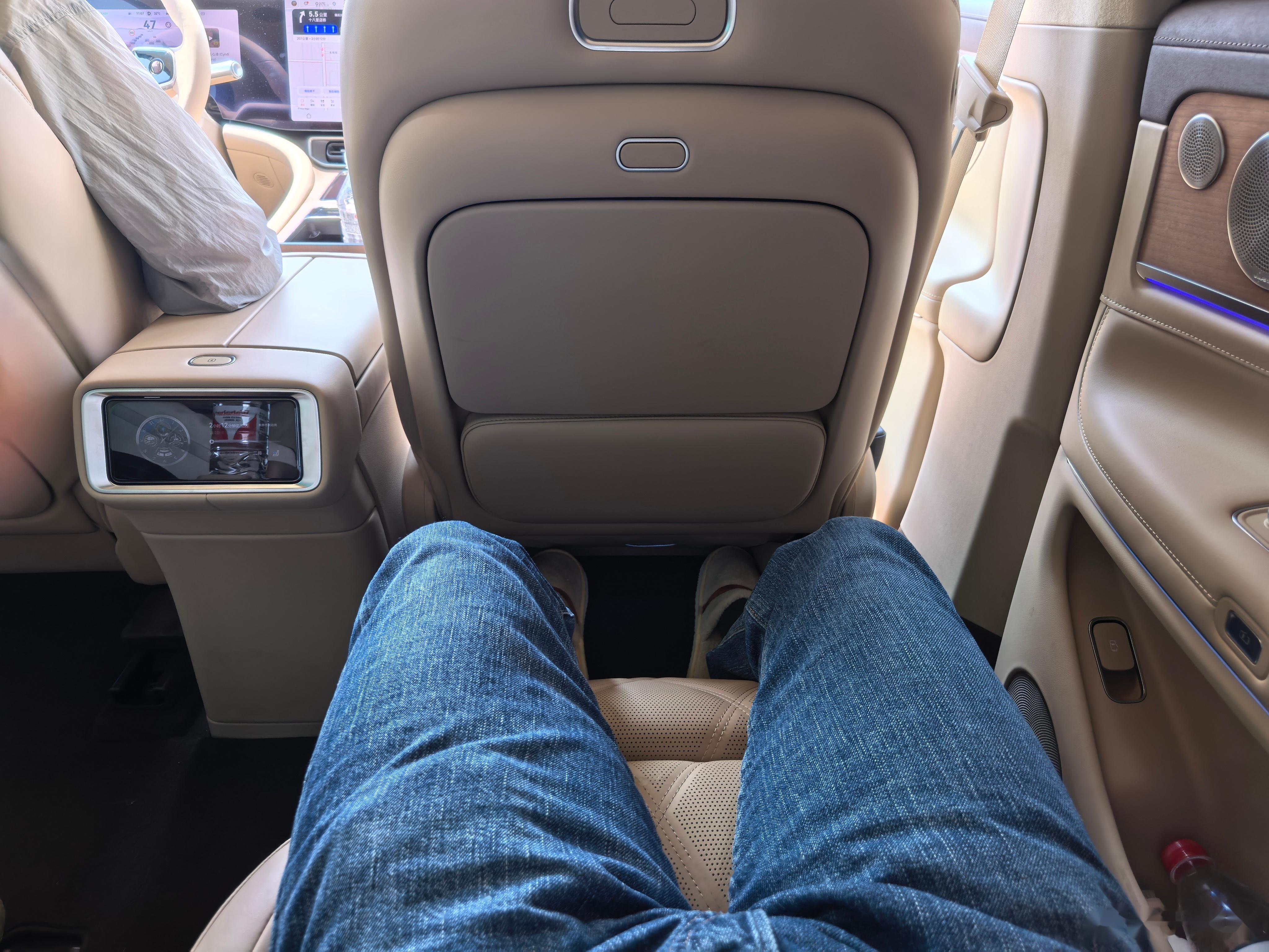 开着 去河北办个小事儿～今天坐车不开车,刚好能完整的体验一下后排