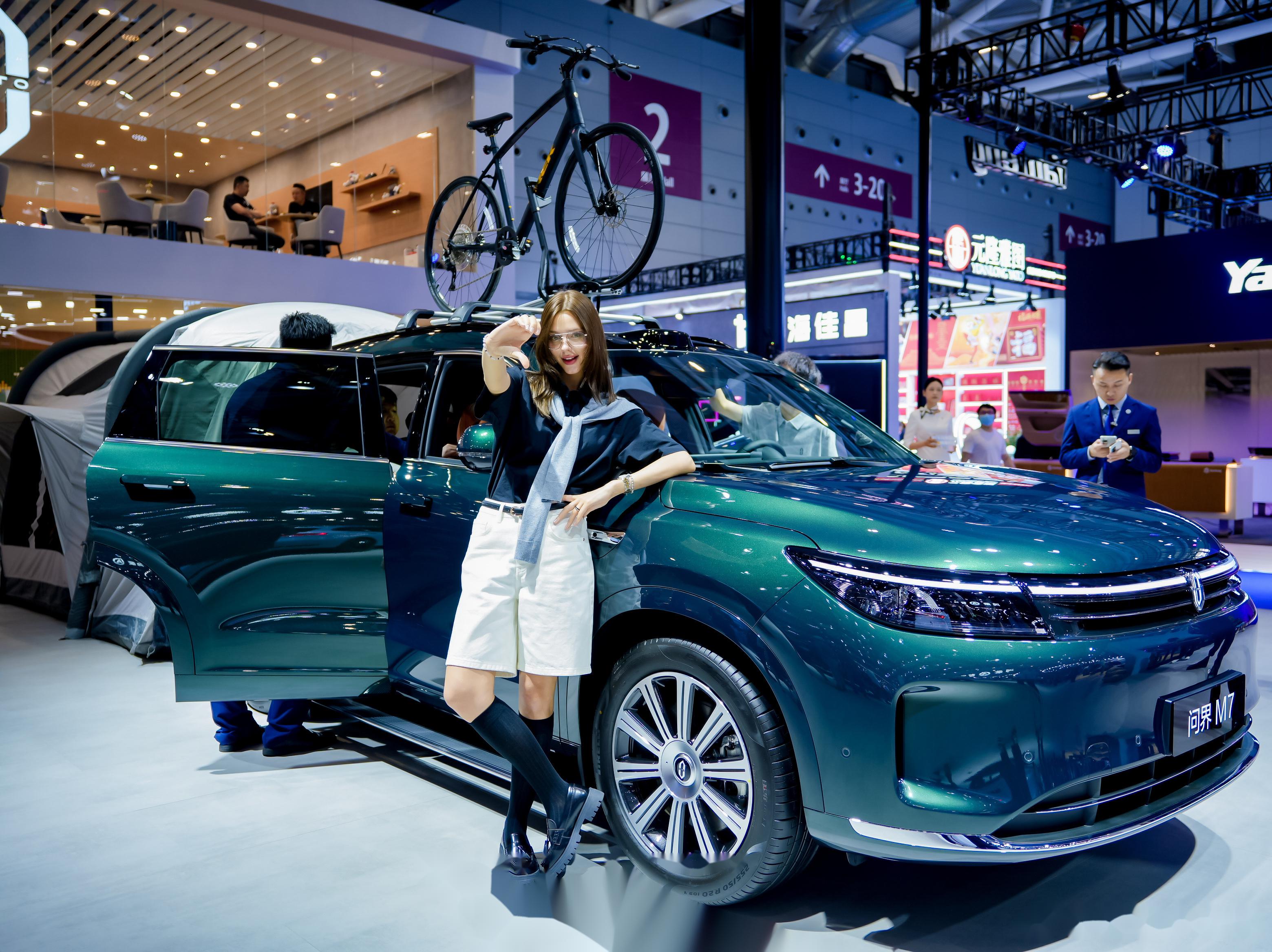 在粤港澳车展的问界展台上,不仅能一睹全系家族汽车的风采