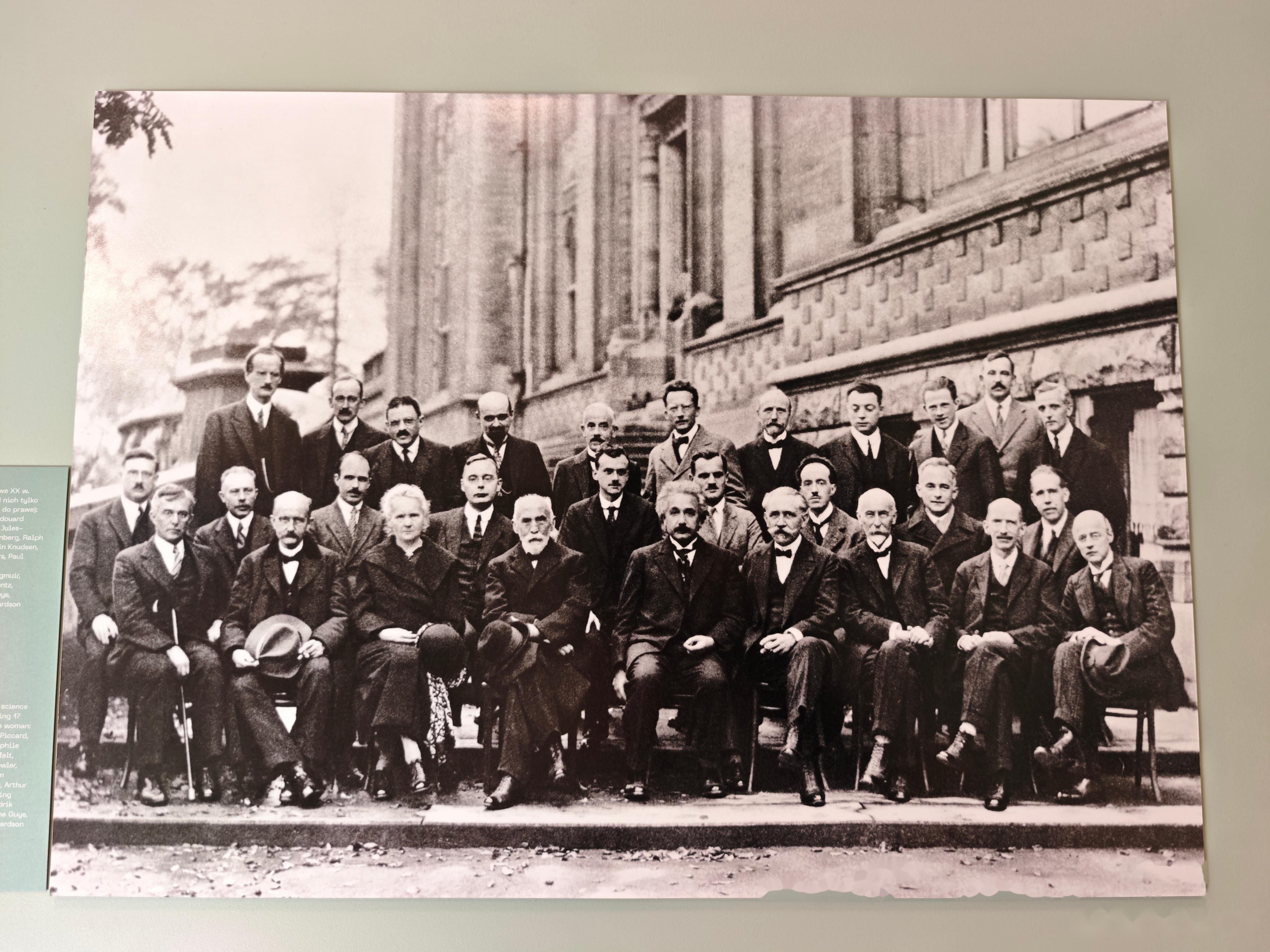 图三是 1927 年第五次索尔茨会议的合影,也被后来称作20世纪科学界最
