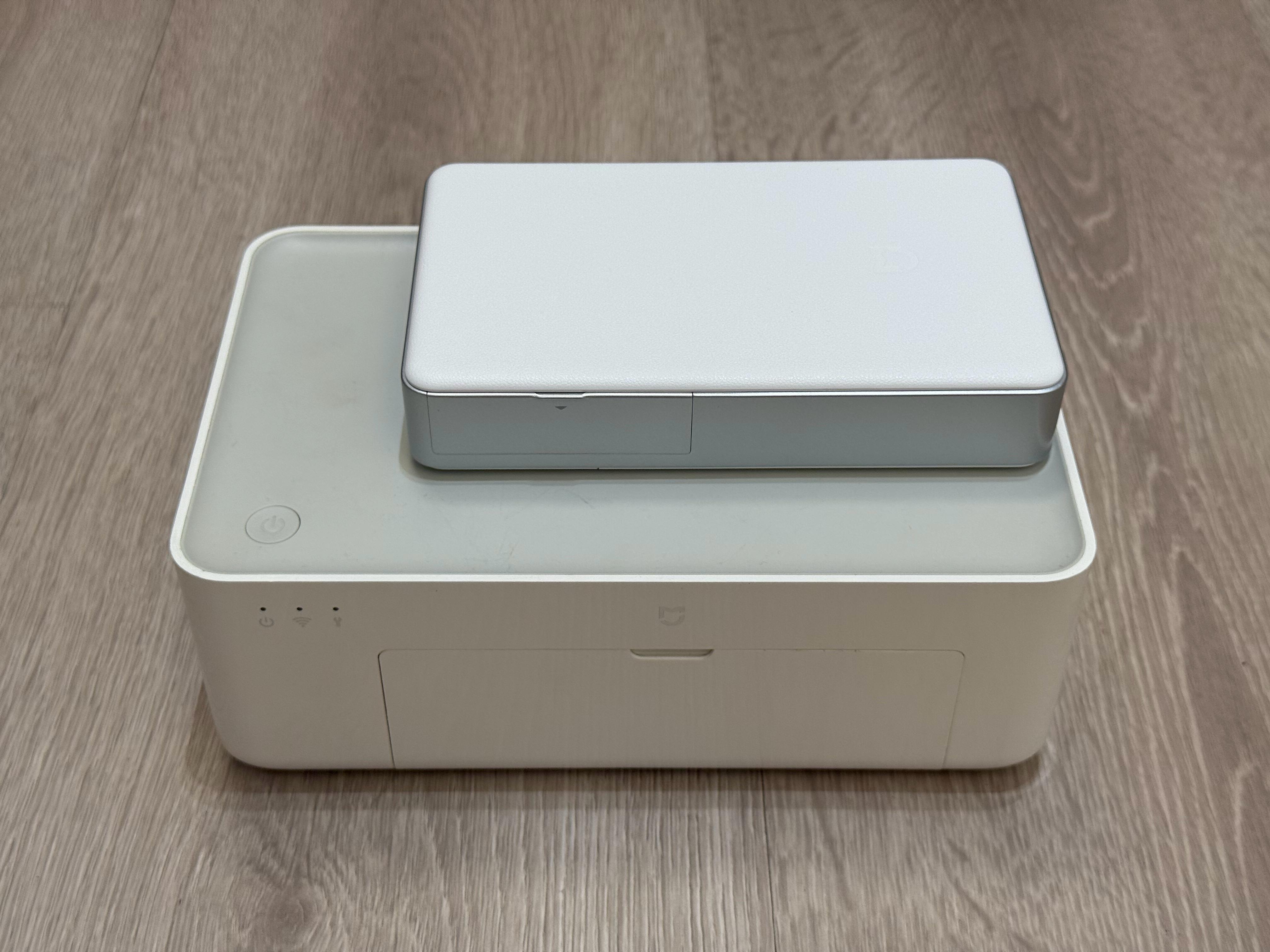 米家口袋照片打印机pro,就是微缩版的米家照片打印机,结构一毛一样,一