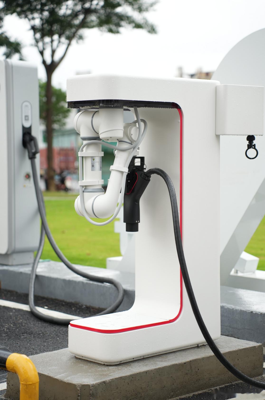 近日,鸿蒙智行全国首批自动充电机器人正式面向用户开放体验,成为首家