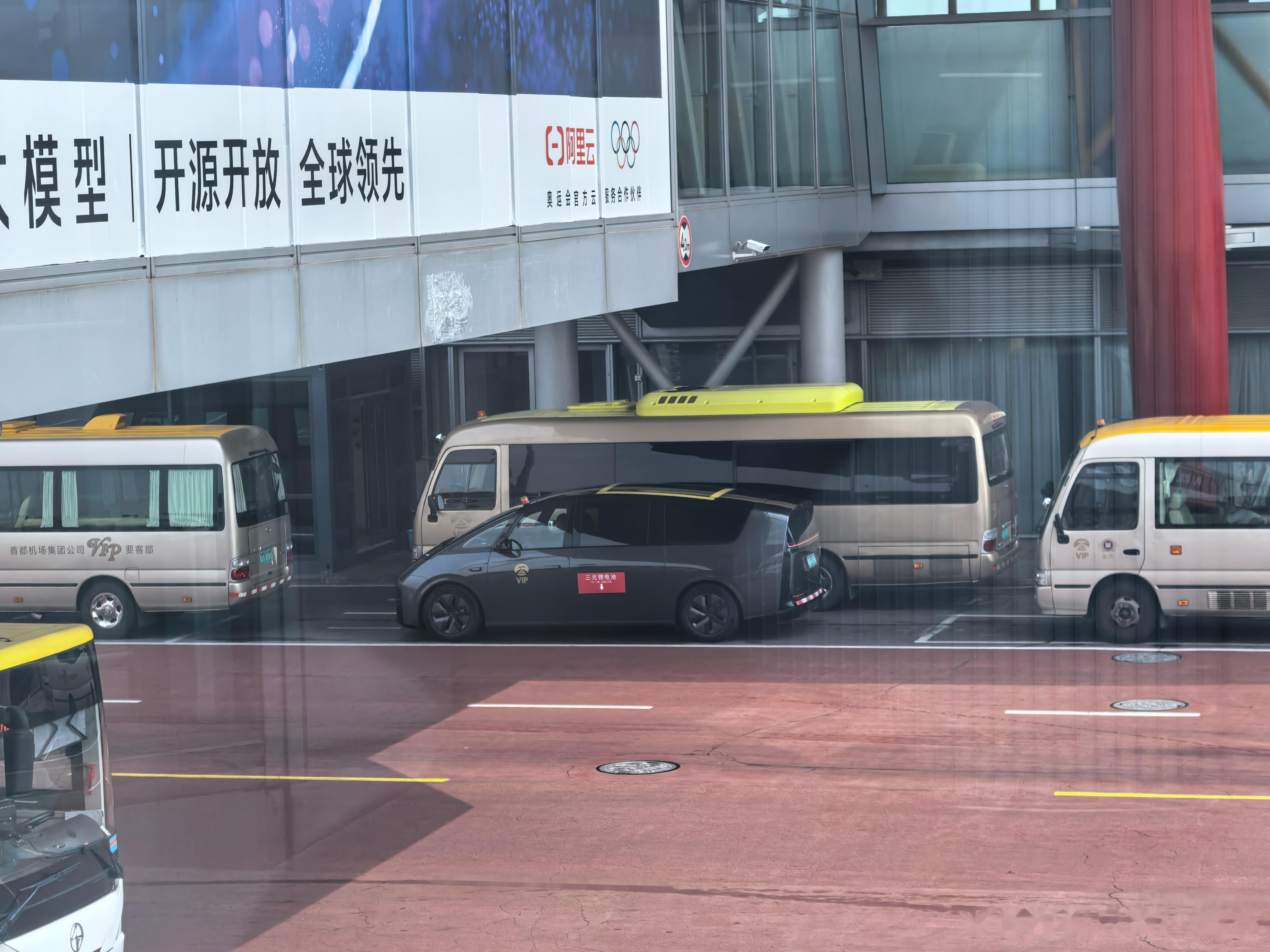 北京首都国际机场,理想 mega 成了机场 vip 用车,车身上还标注了是