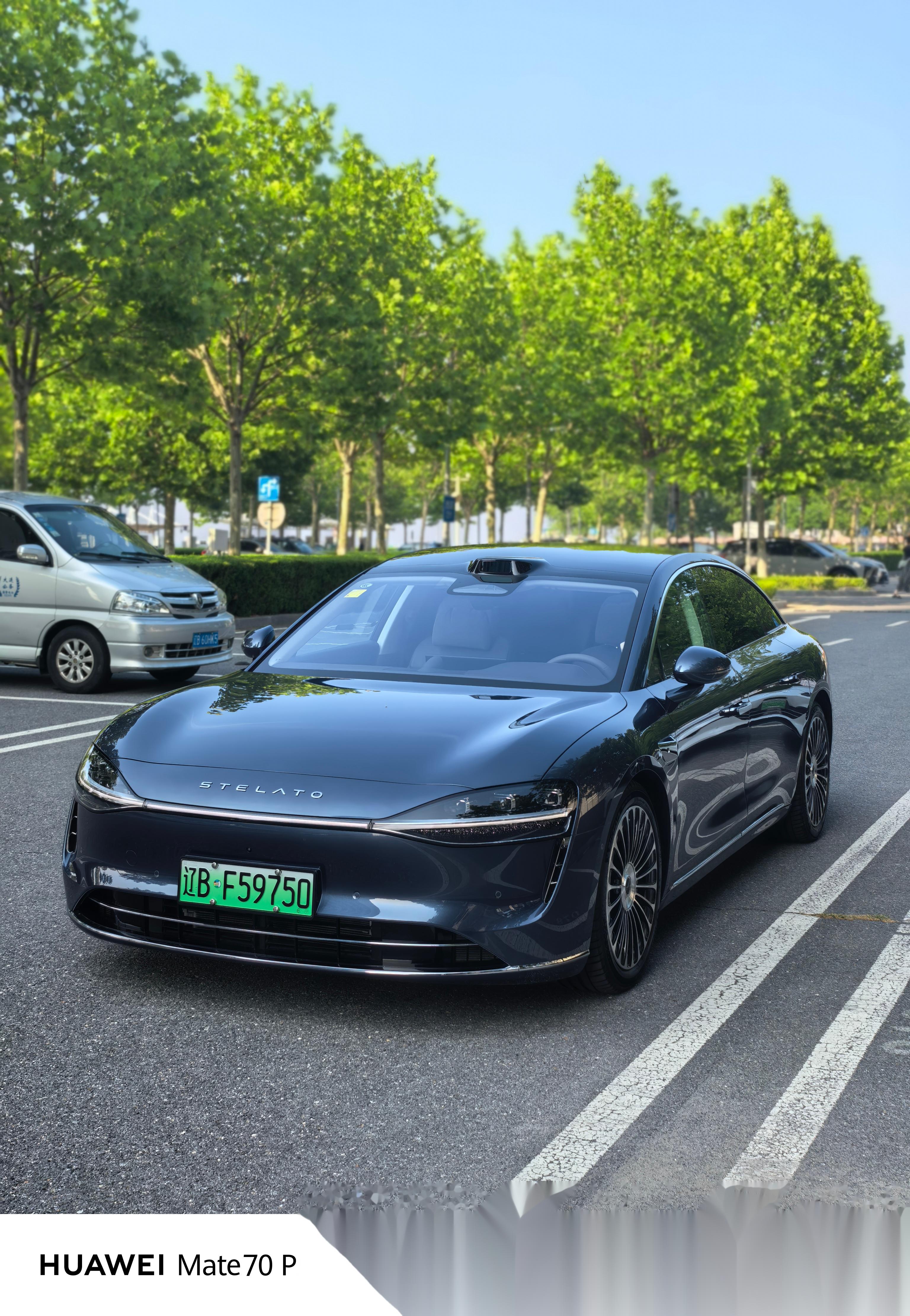 朋友总问享界 S9 开得咋样？今儿开它等人时顺便拍了几张照