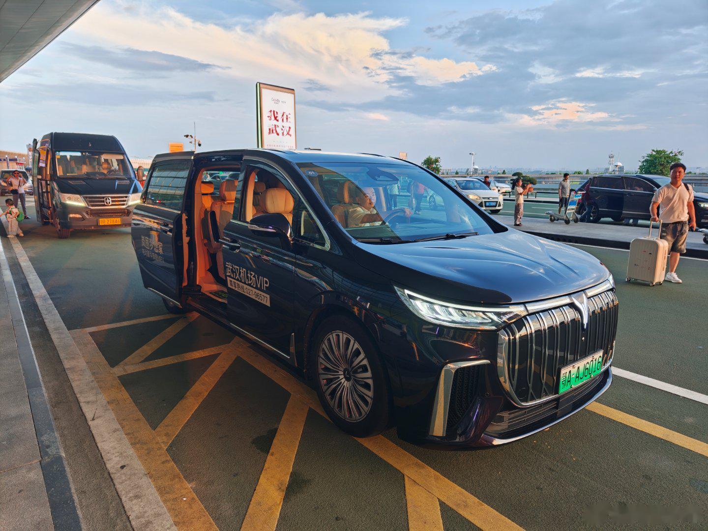 我去 武汉机场的贵宾通道是用岚图梦想家接送的