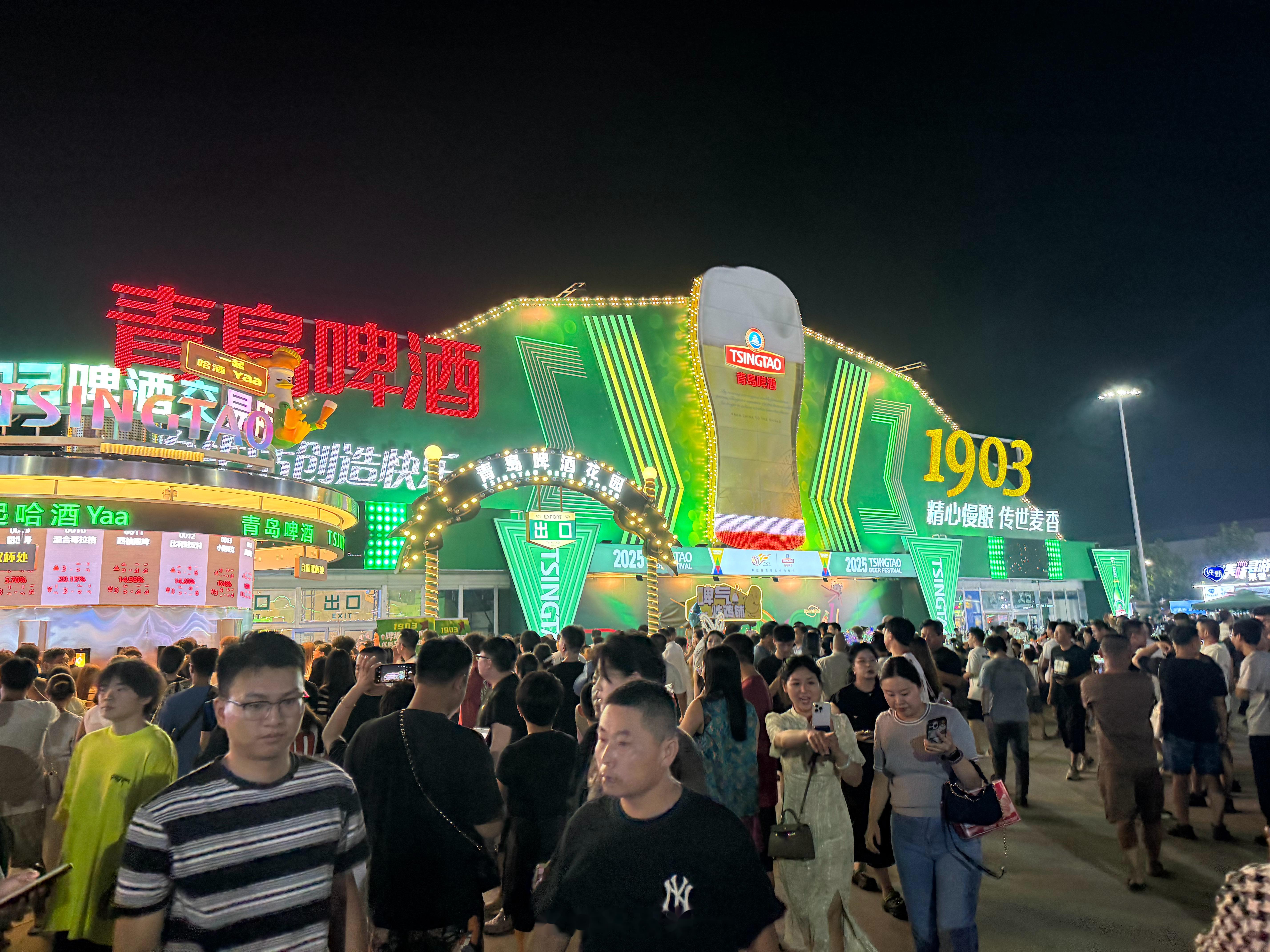 喝上了青岛啤酒节的青岛啤酒1903,还是东风日产n7赞助的,现在气氛太