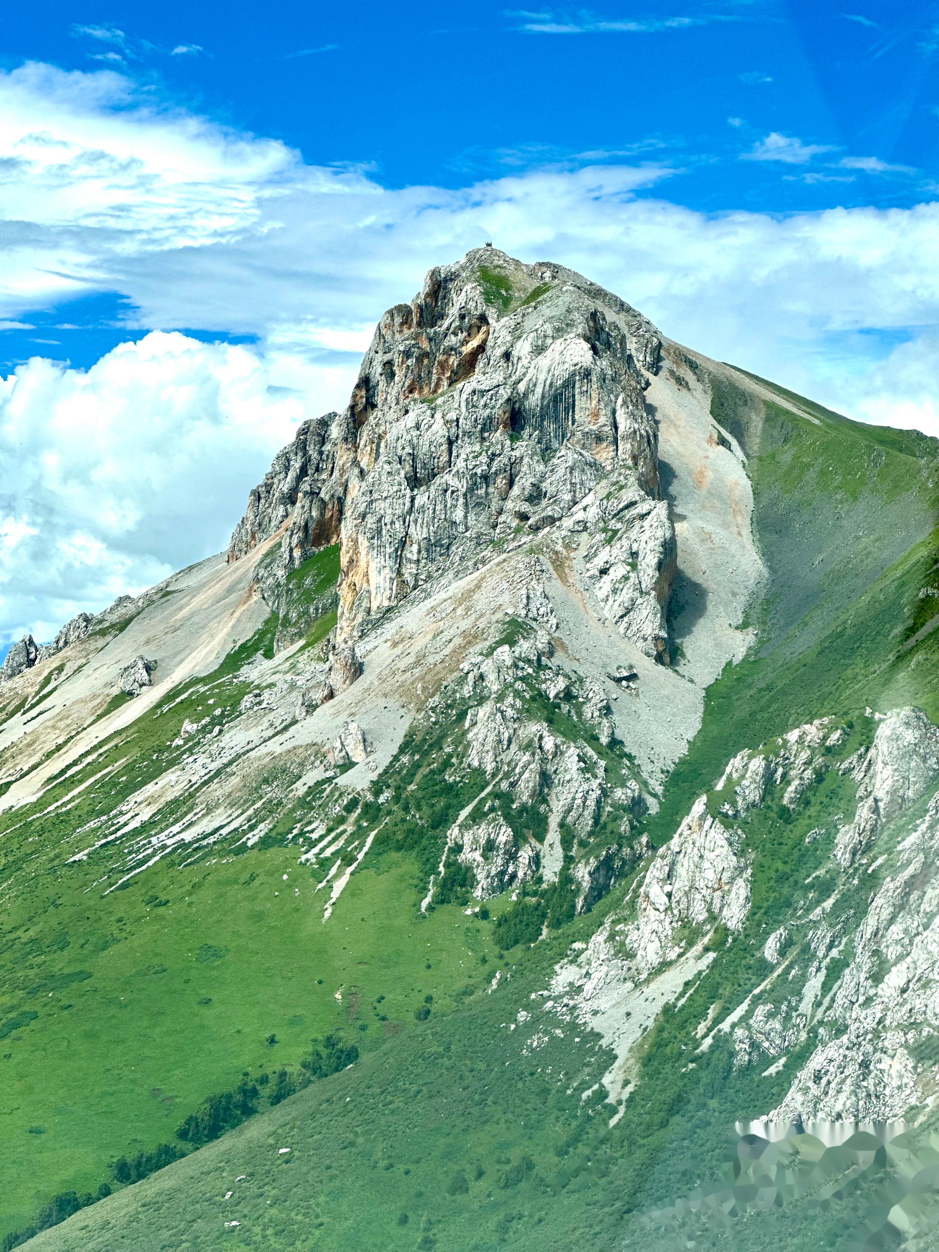 甘孜县到曲洛色达150公里 盘山公路百转千回,但风景美不胜收 最高处的