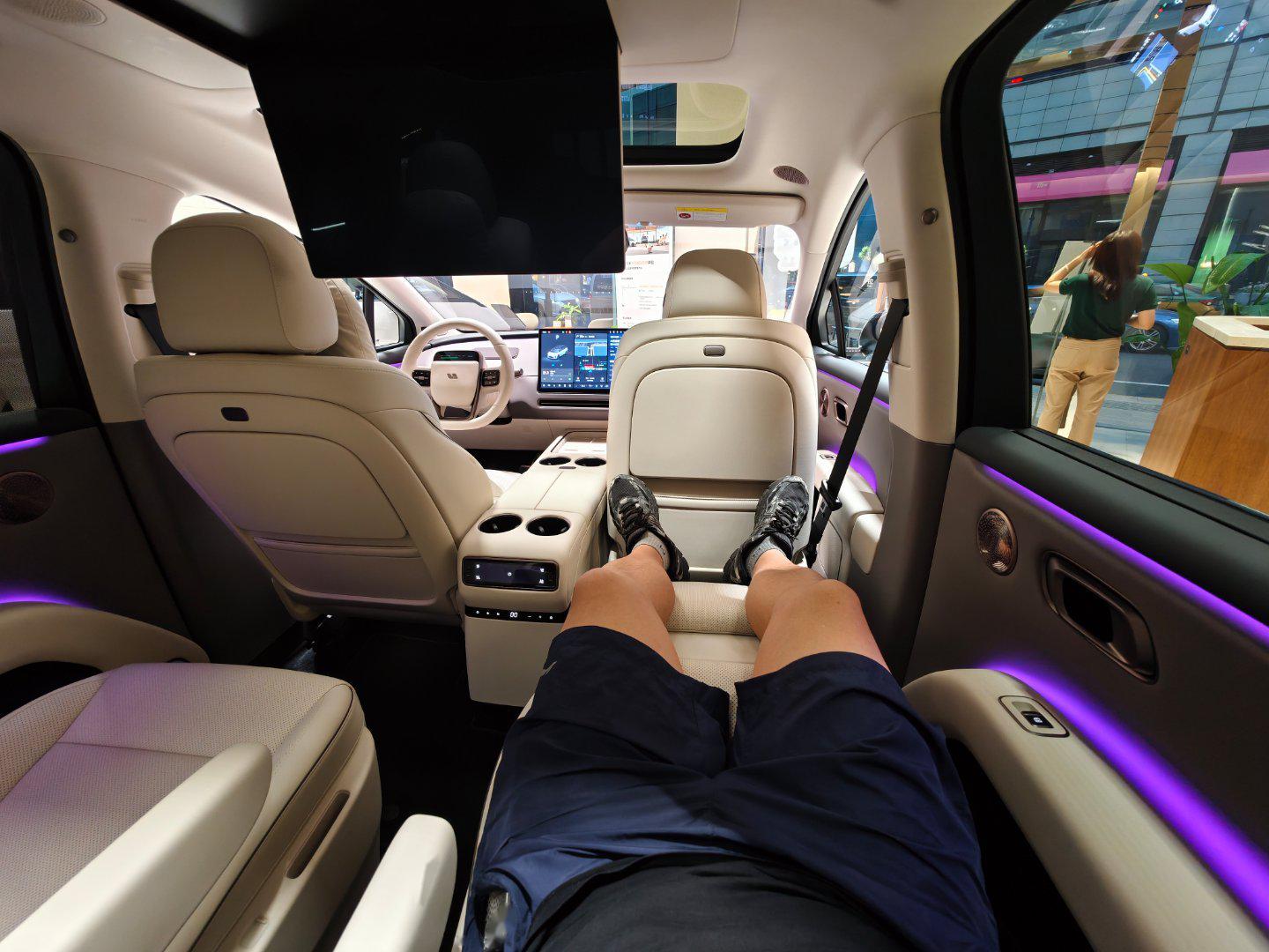 对比l系列和mega,内饰用了全新设计语