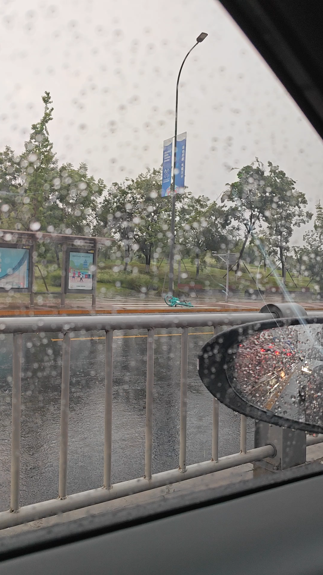 成都这会儿雨太大了 已经在下冰雹了 我靠 朋友们 雨天开车注意安全呀