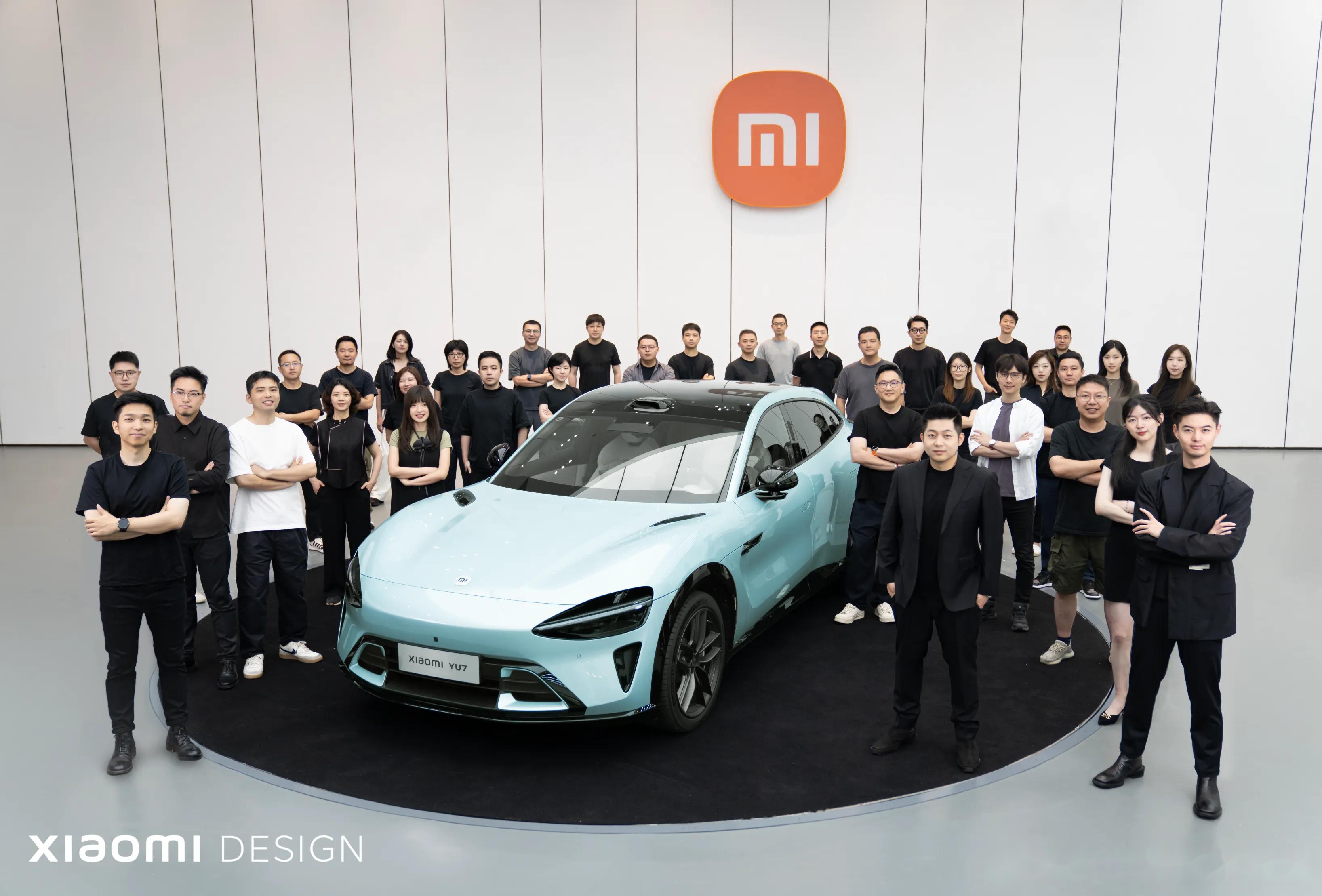 汽车设计团队和自己的作品合影一般会选择这辆车最符合他们设计预期的