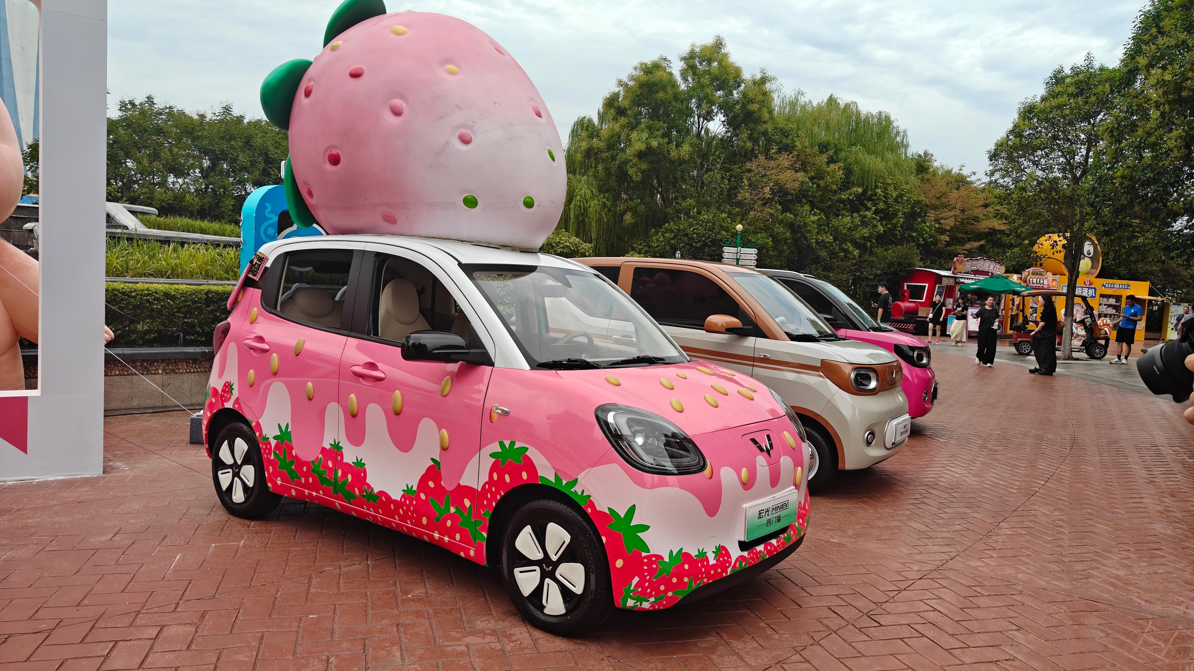 来郑州方特梦幻王国啦,看到门口有两台熊出没主题五菱宏光miniev四门