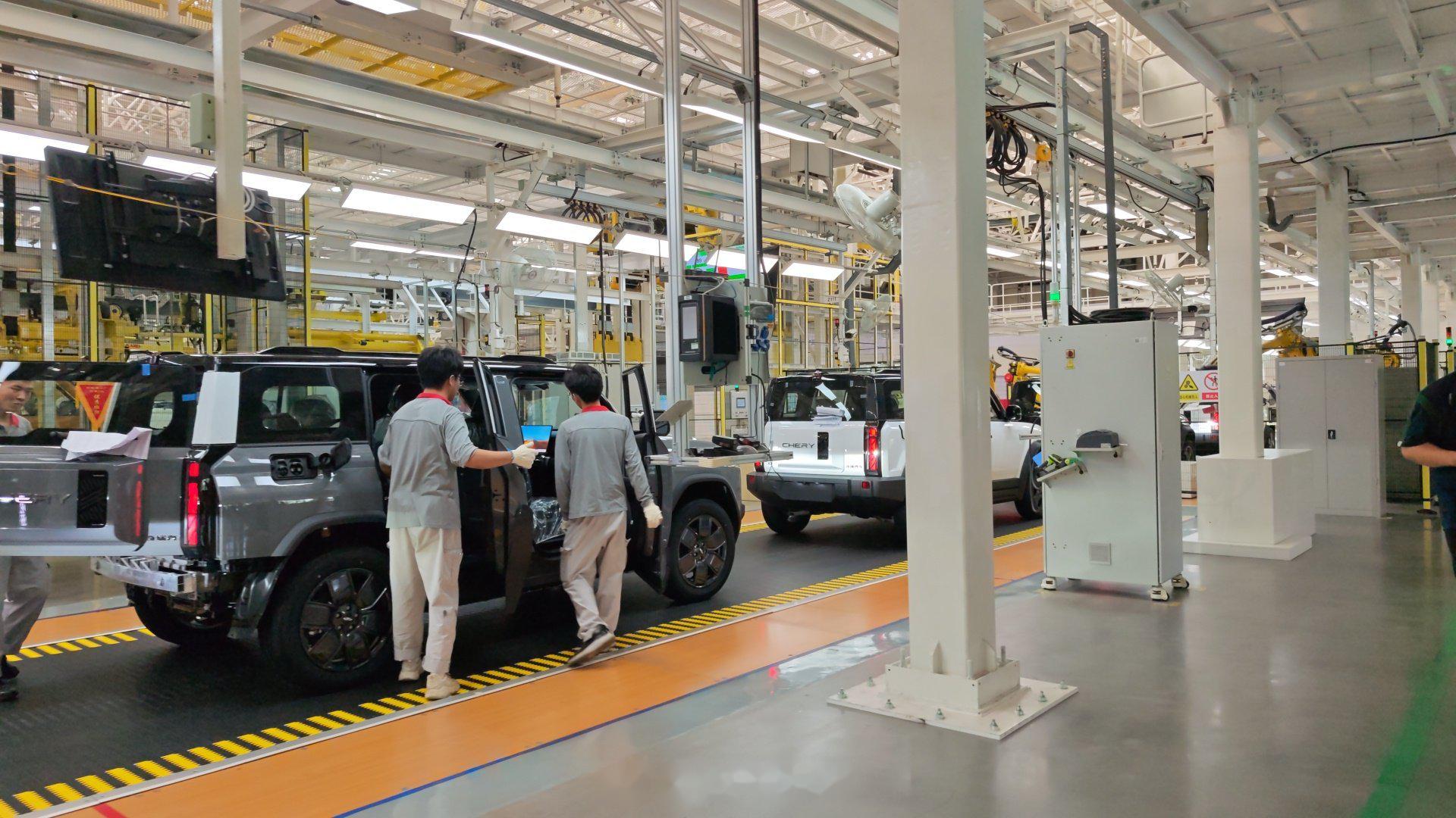 奇瑞风云 x3 的发布会选址蛮有意思,直接放在焊装车间里开,而且现场