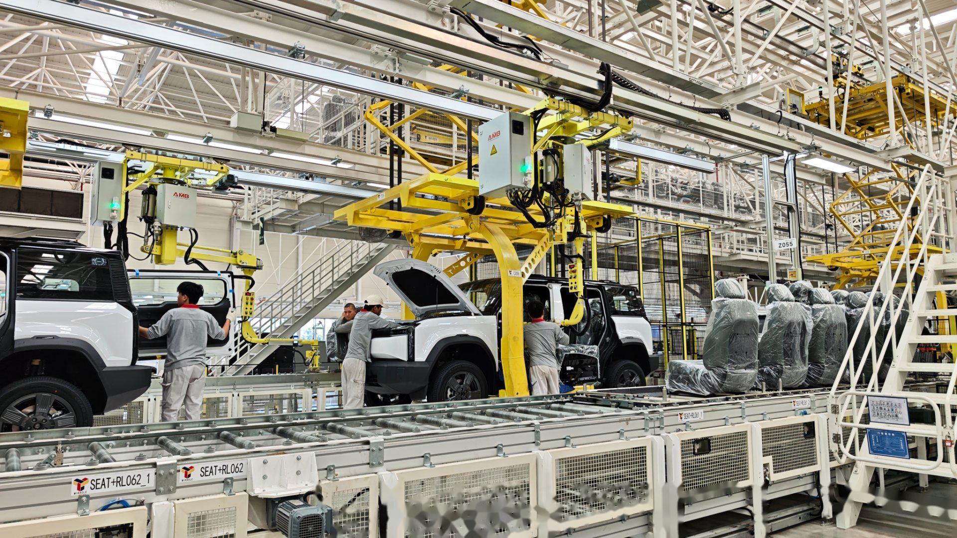 奇瑞风云 x3 的发布会选址蛮有意思,直接放在焊装车间里开,而且现场