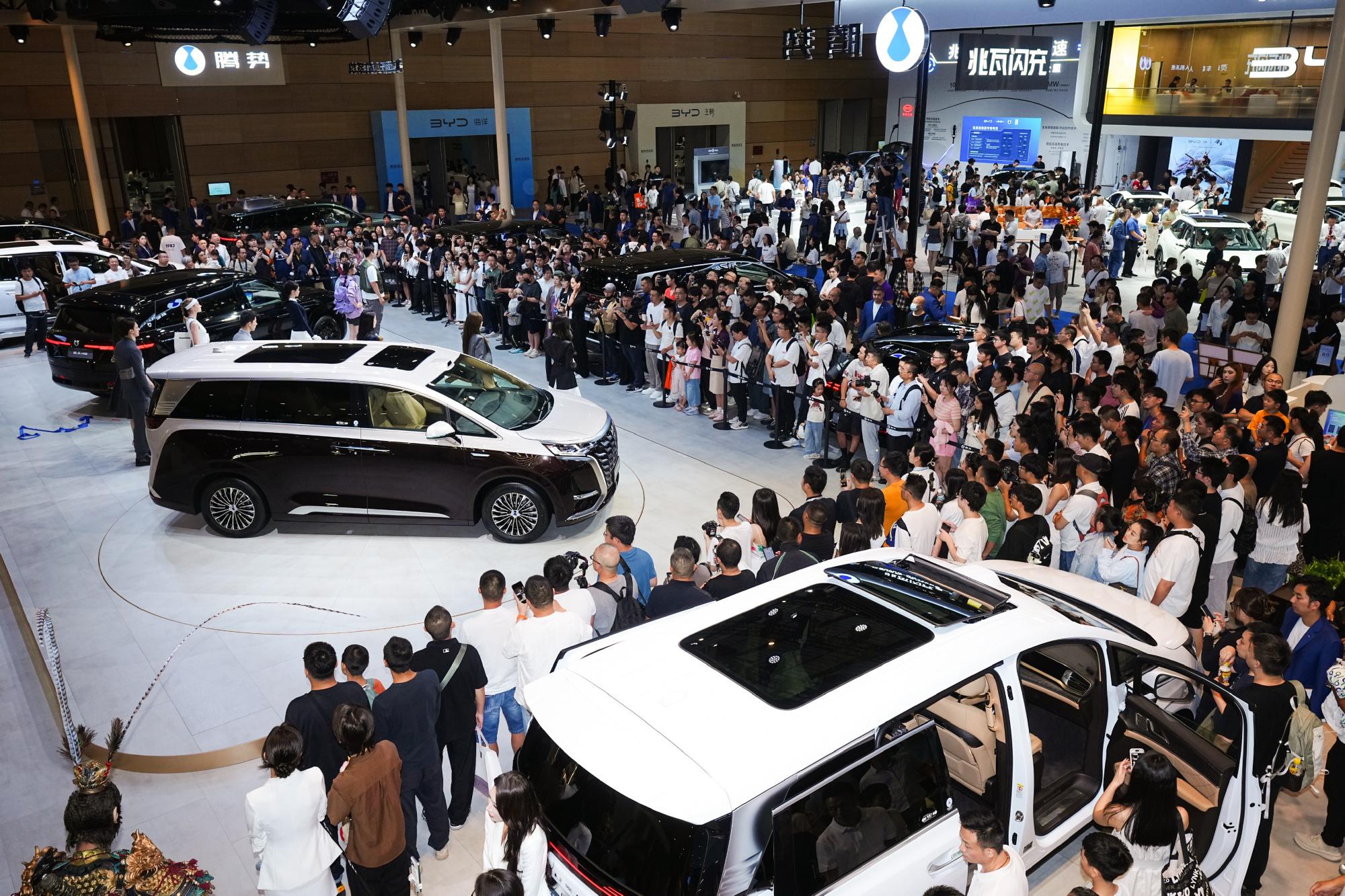 成都车展现场秒订腾势d9,这款mpv冠军车型凭借豪华内饰和超强