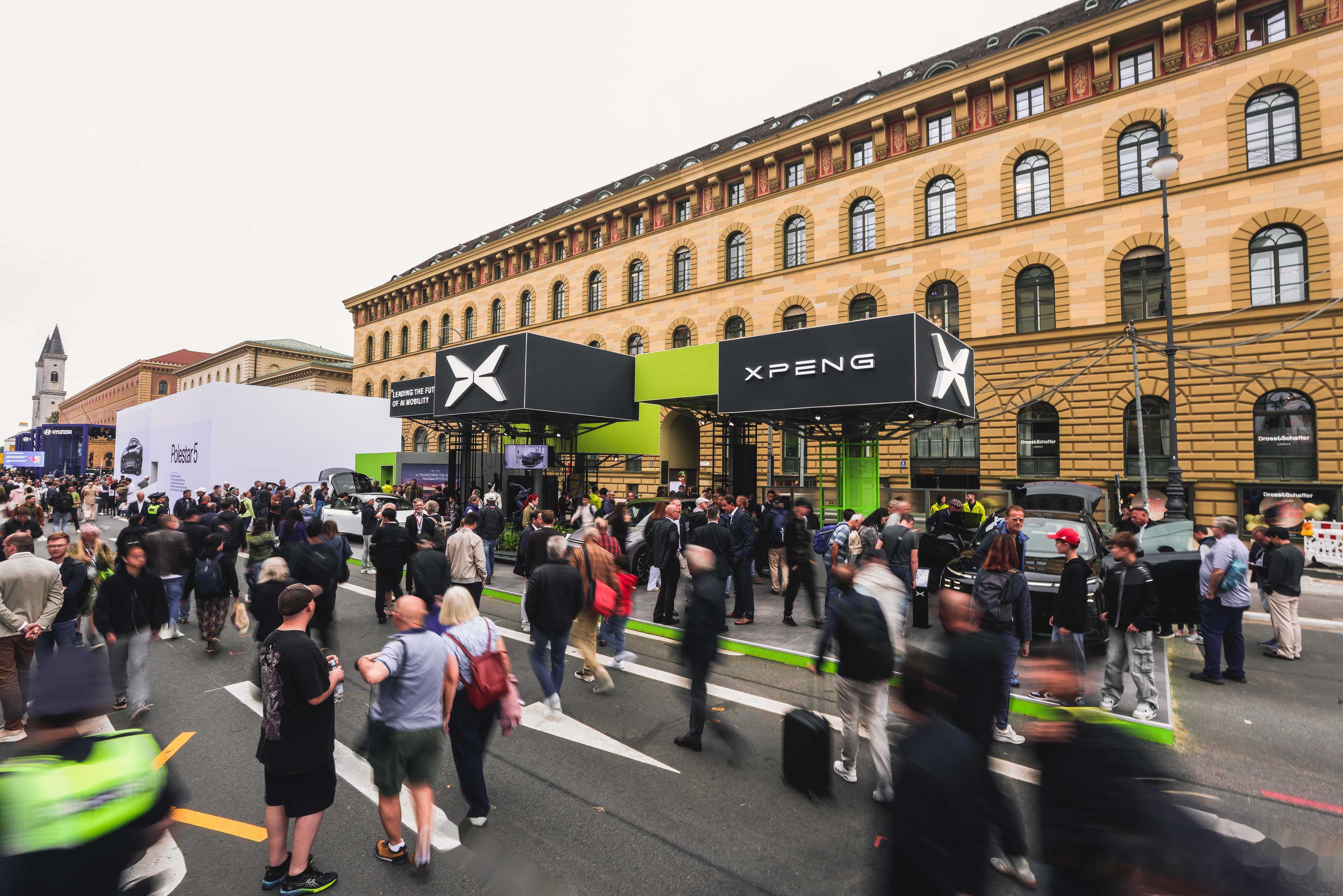 9月9日,小鹏汽车登陆慕尼黑国际车展室外展区,开展首日便掀起一股人气