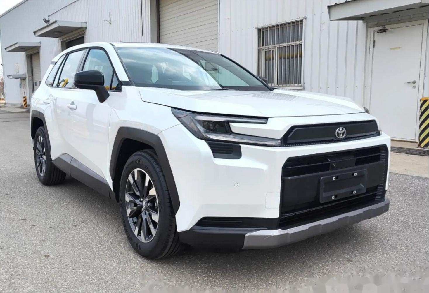 三种动力可选，新一代丰田RAV4实车曝光。 日前，工信部公示了一汽丰田新一代RA_RAV4荣放社区_易车社区