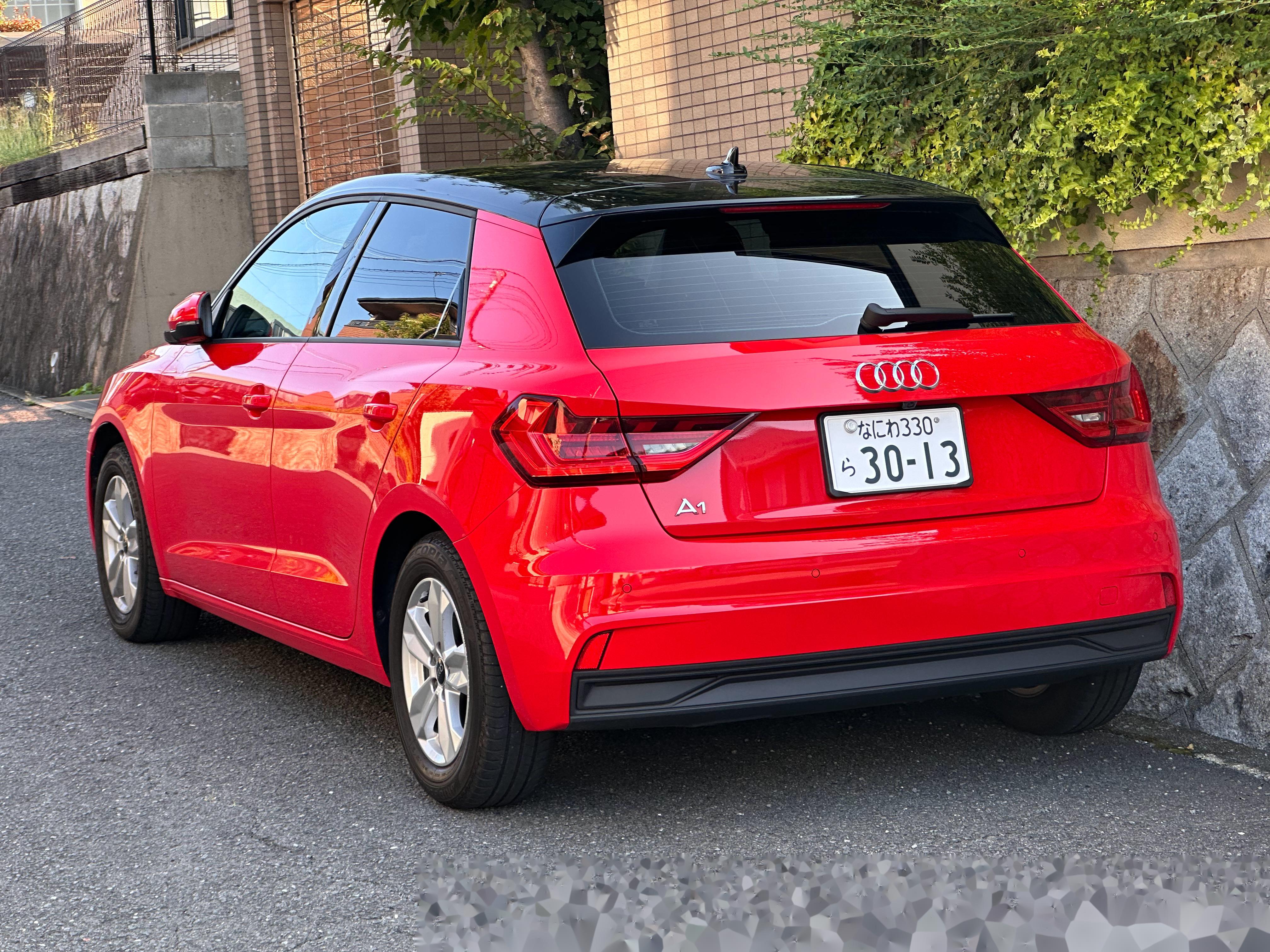 偶遇新款奥迪a1.当年初代a1是三门小车,小巧灵动,国内还短暂引进过