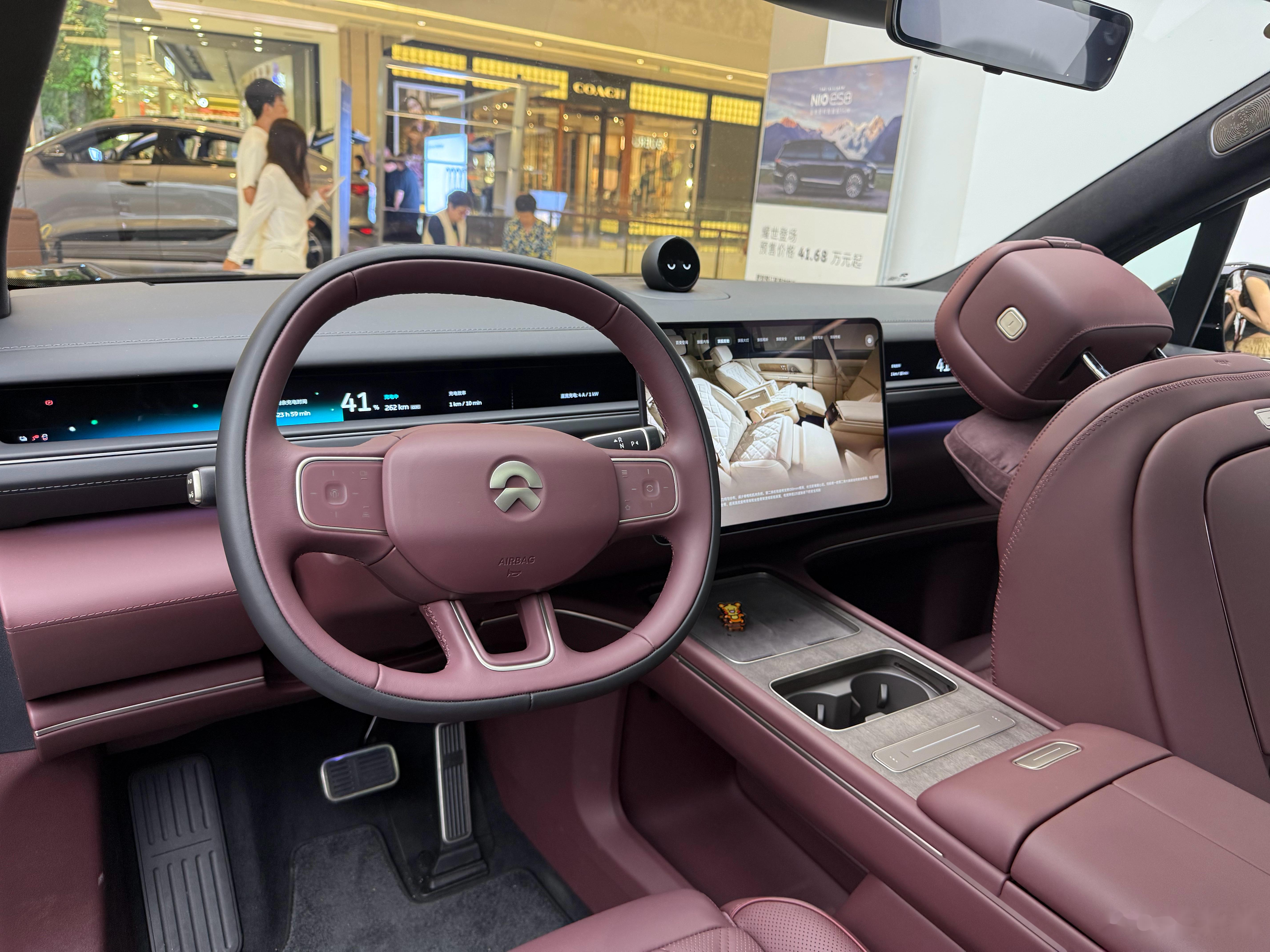 下午去店里看了一下蔚来es8,感觉这次改款真的用心了,整个内饰的质感