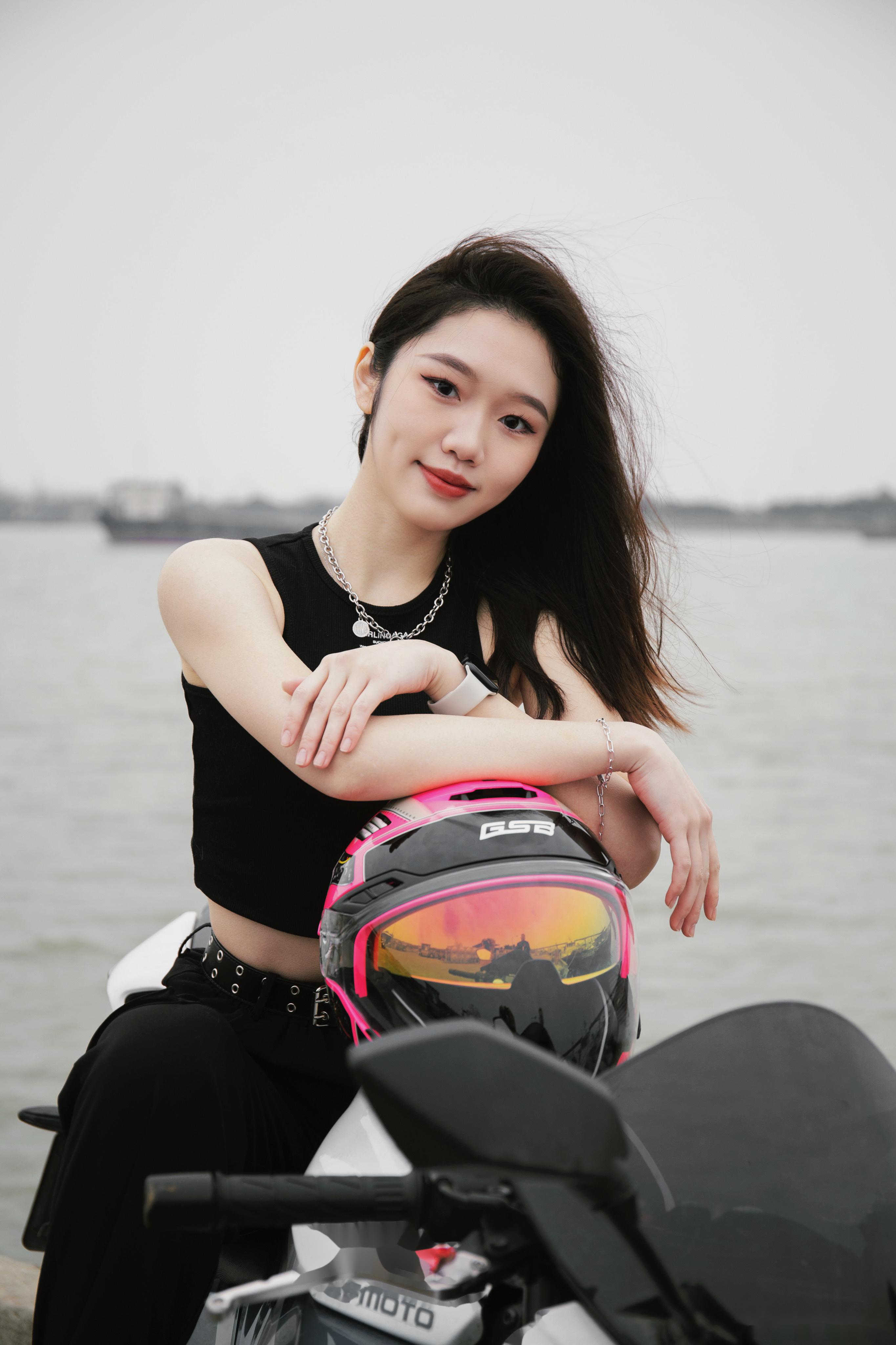 你的甜酷机车女孩上线啦~ 天气都那么好,再不约上三五好友骑上机车