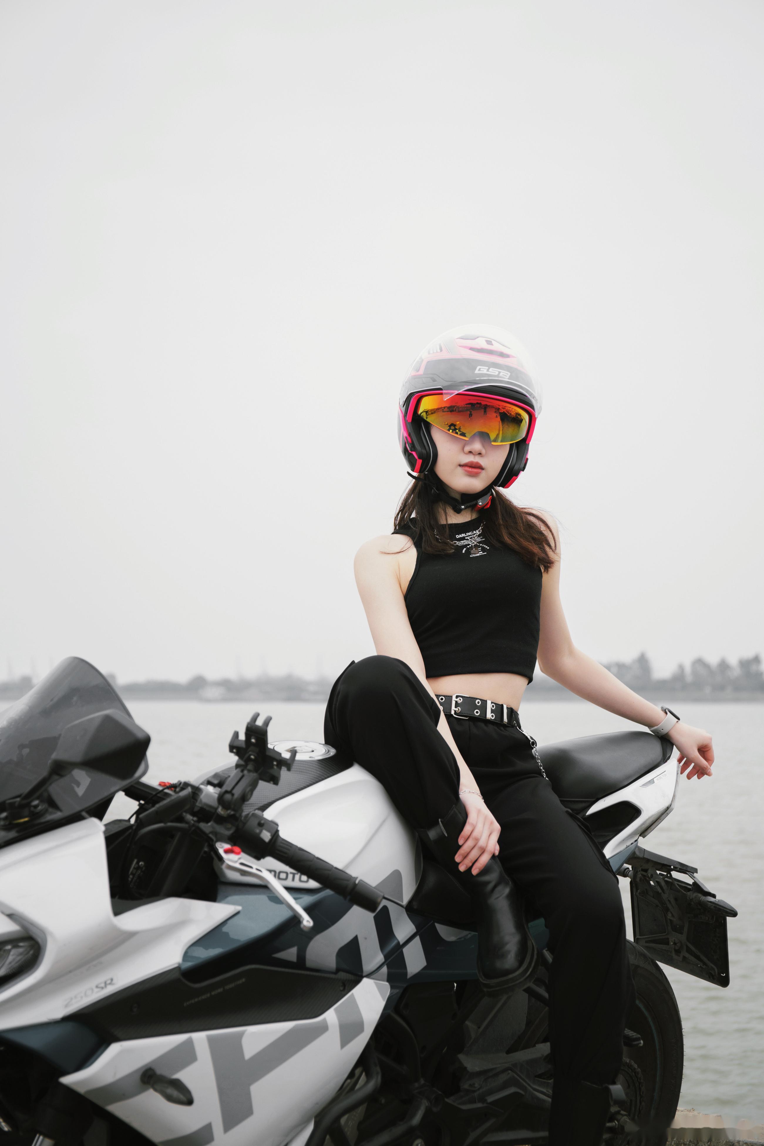 你的甜酷机车女孩上线啦~ 天气都那么好,再不约上三五好友骑上机车