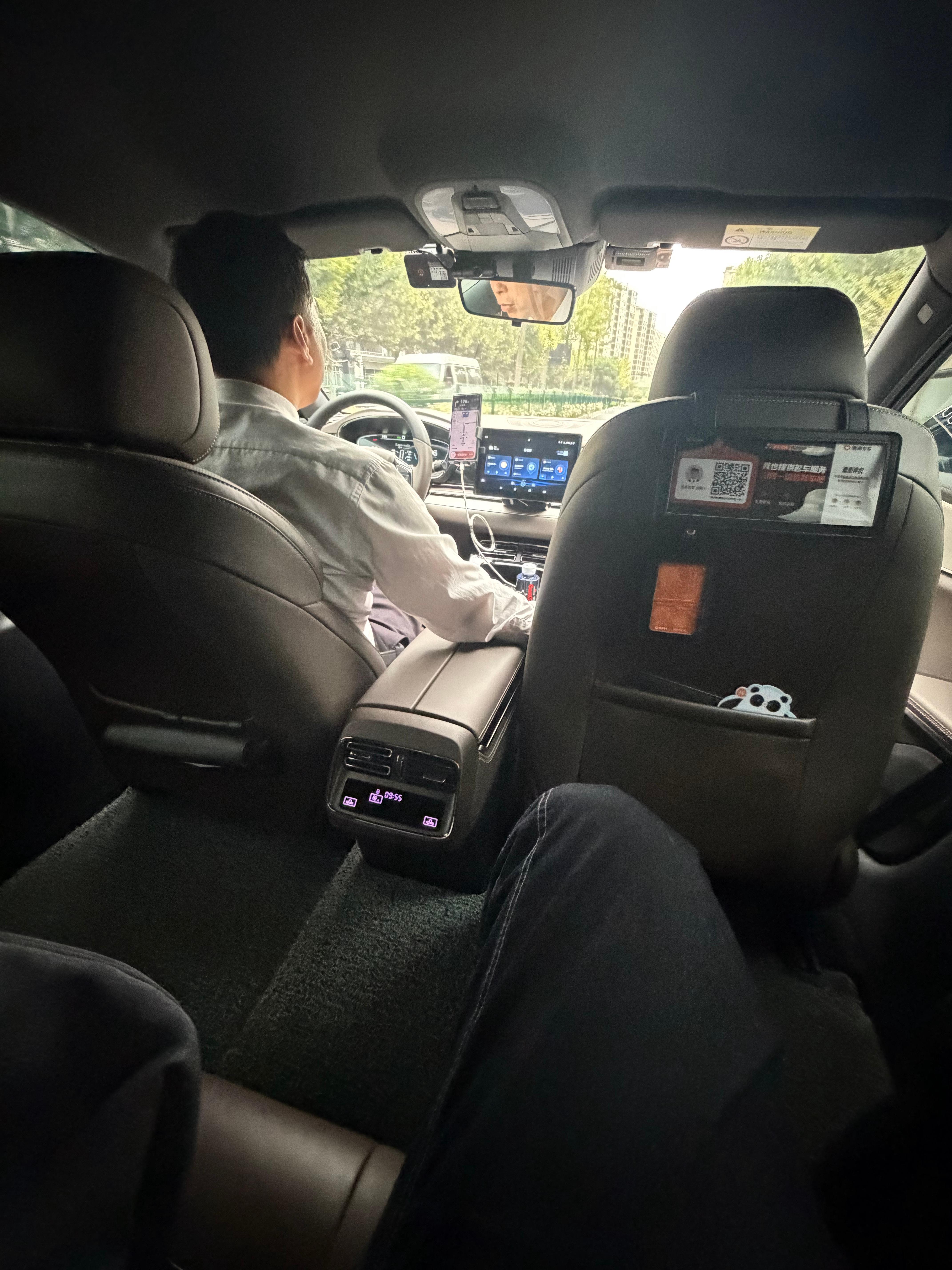 继续出差,比亚迪 e9 后排比起 model3 简直舒服了不是一点半点 ,可惜