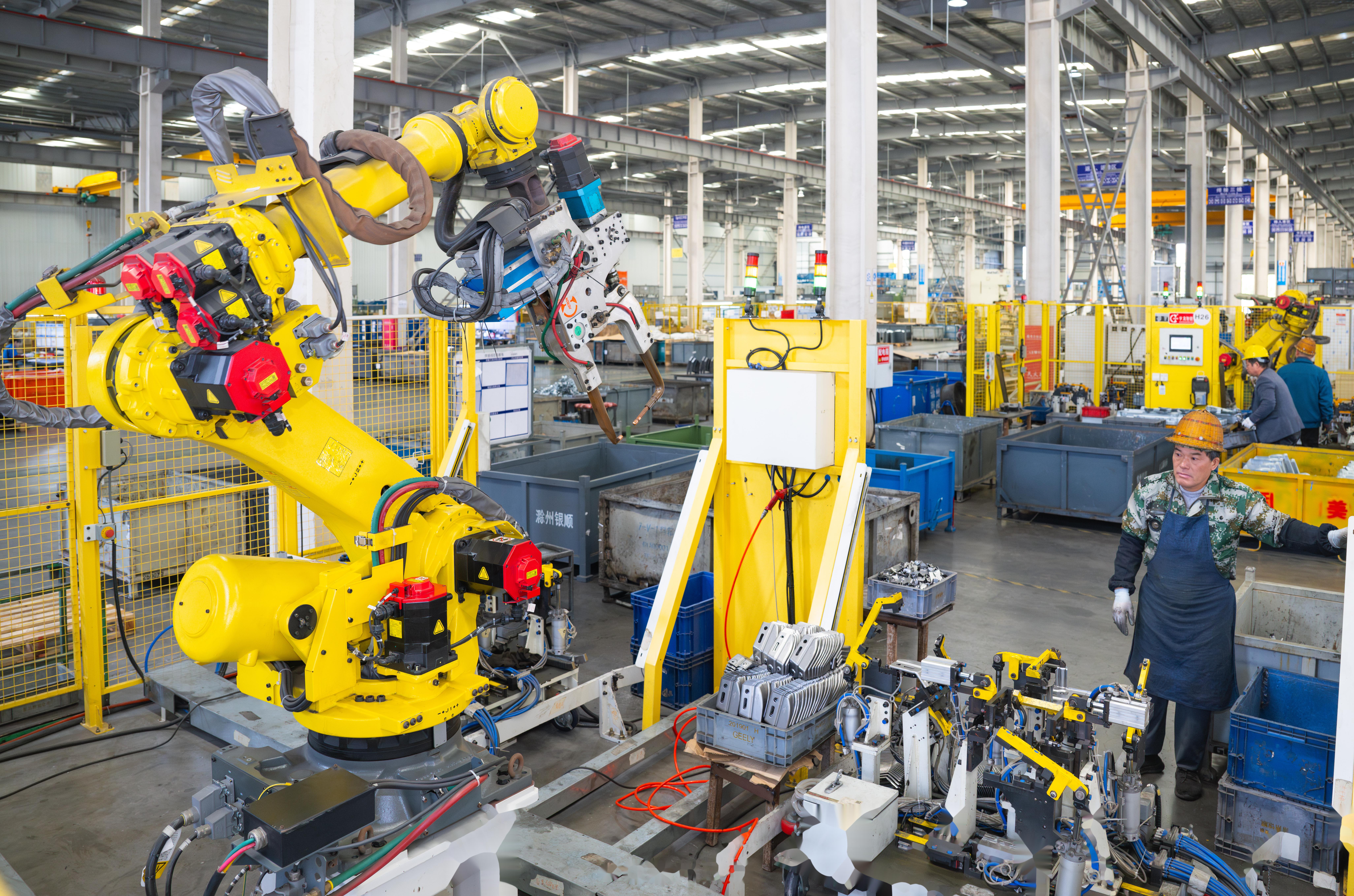 增产值】 10月24日,工人在滁州银顺汽车零部件有限公司生产线上作业