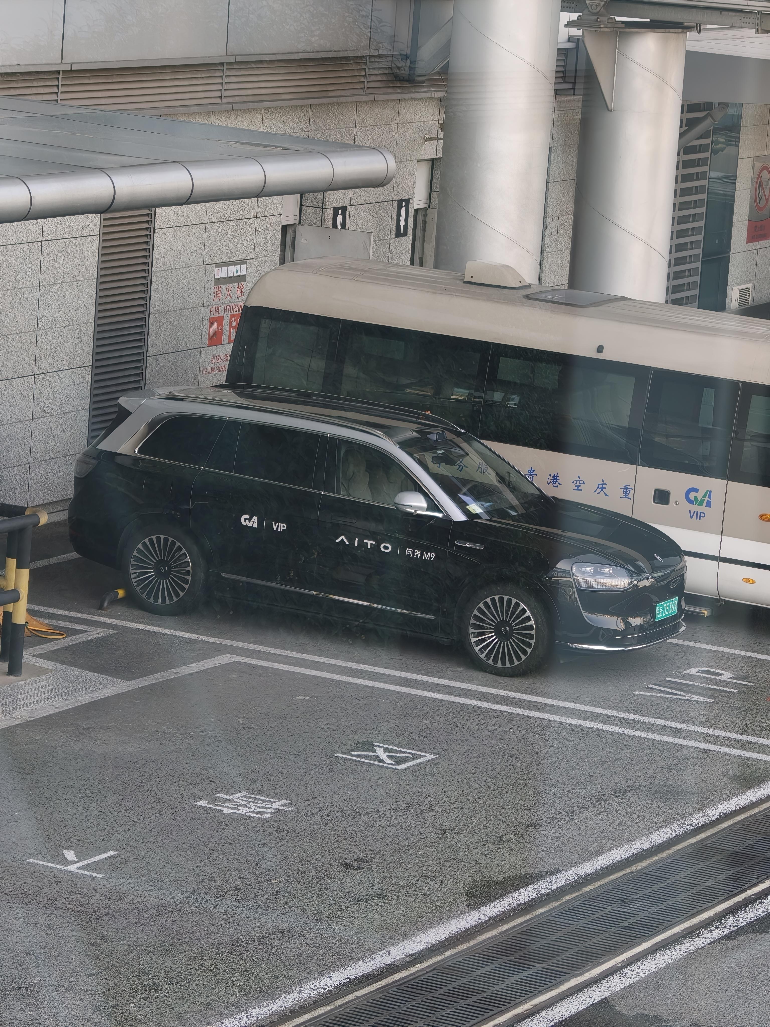 出廊桥看到个m9,长焦看了下车上的字,居然是重庆江北机场vip专用车,跟