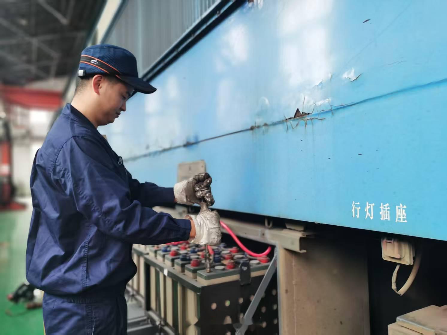 为有效遏制秋季季节性,惯性故障,西昌机务段整备车间主动出击