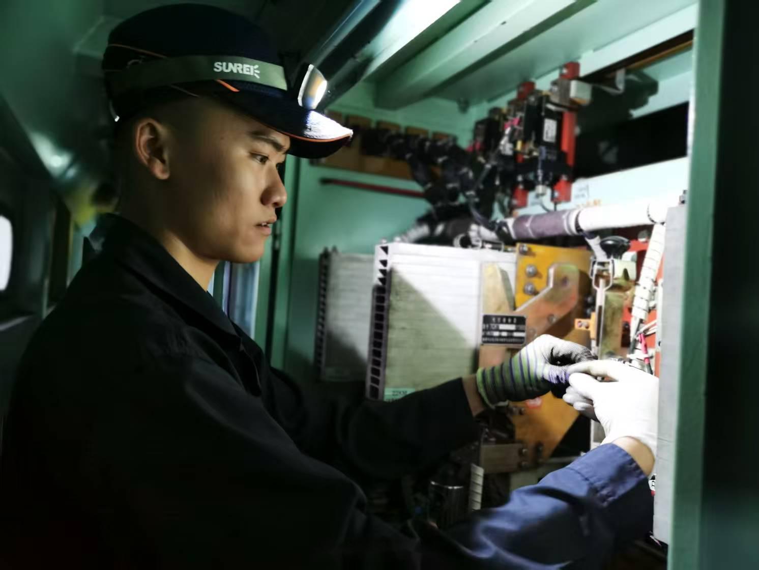 为有效遏制秋季季节性,惯性故障,西昌机务段整备车间主动出击