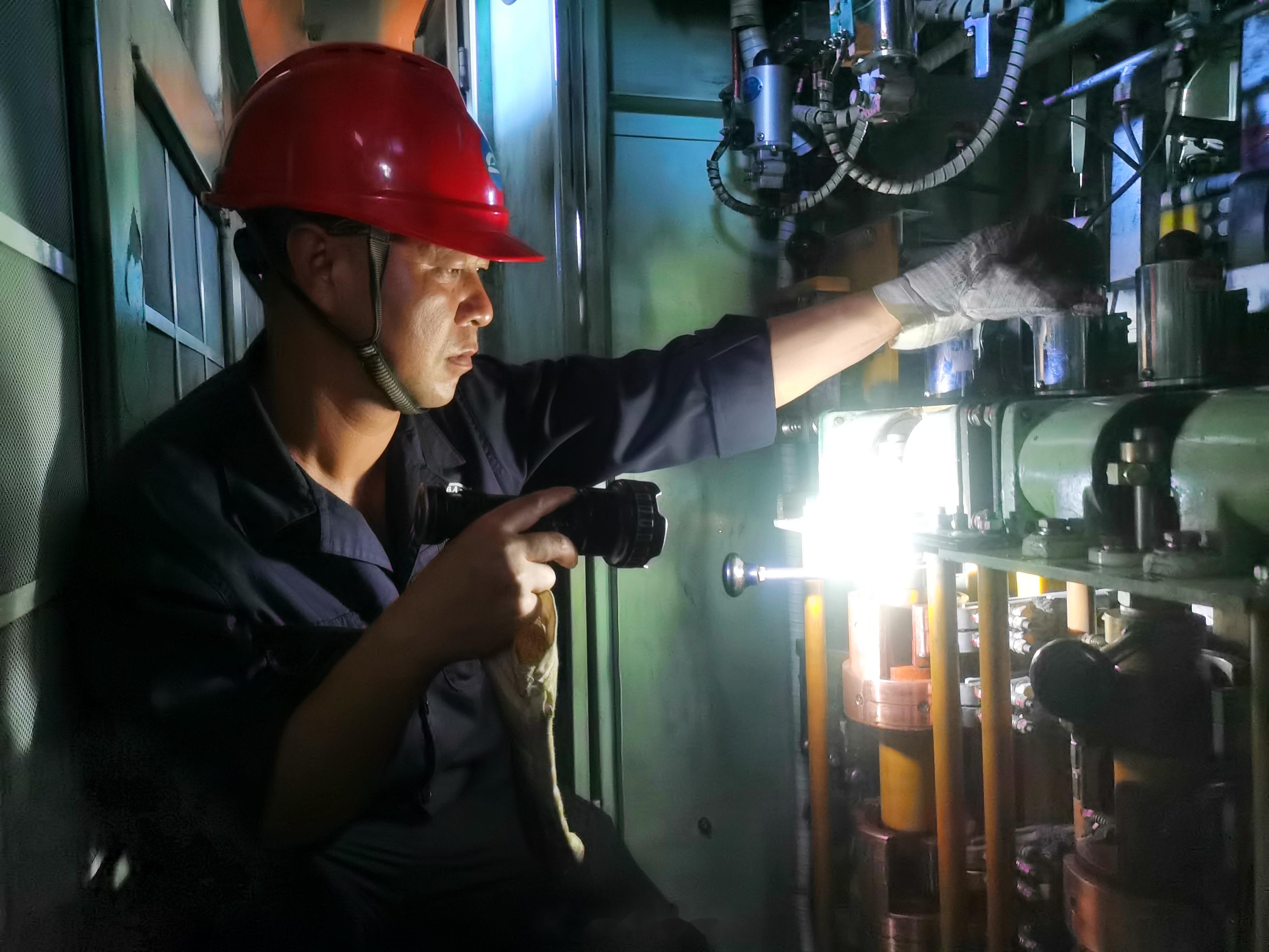 为有效遏制秋季季节性,惯性故障,西昌机务段整备车间主动出击