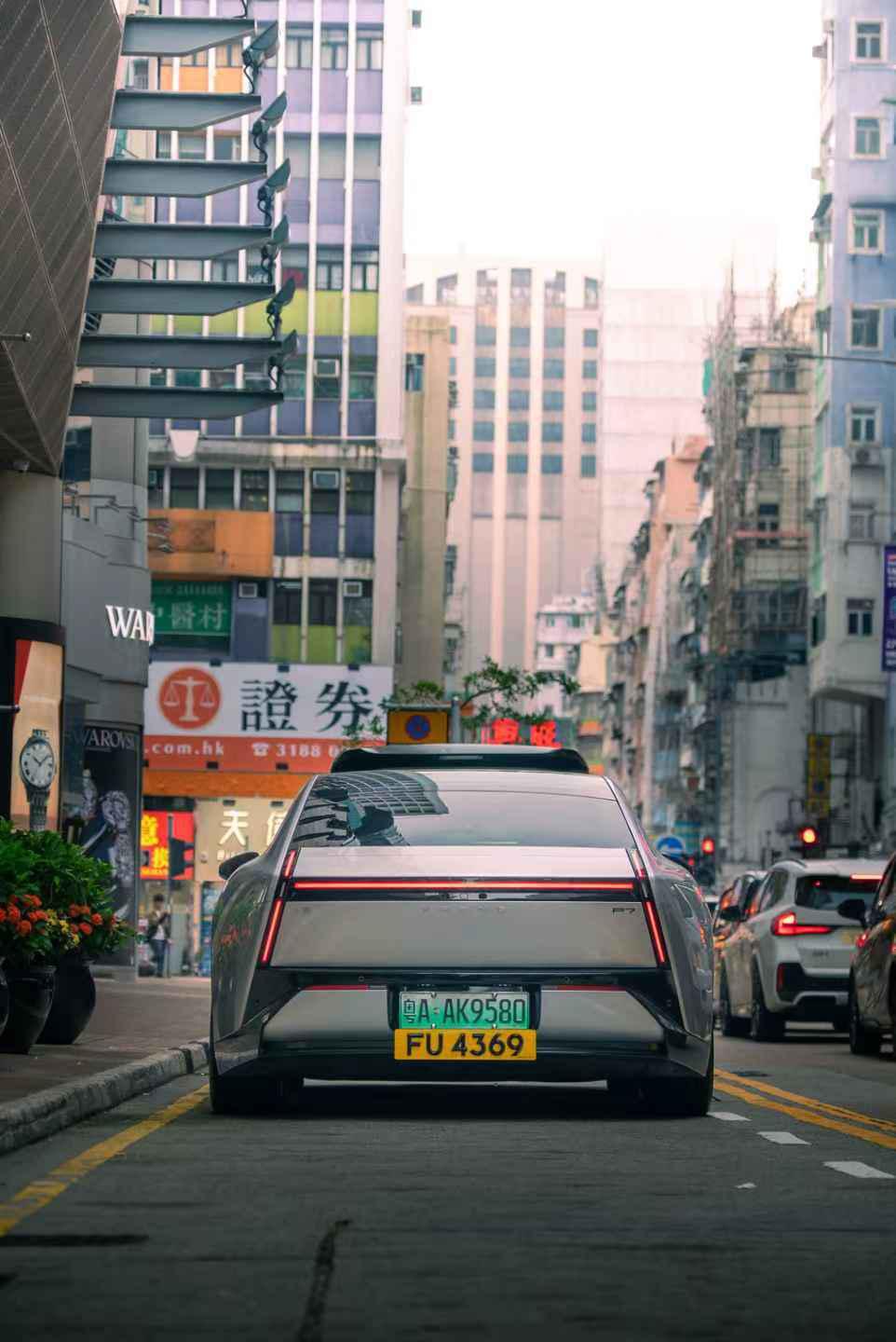 p7亮相香港,现在国产车的颜值确实很顶,而且小鹏p7还是原创设计,好像