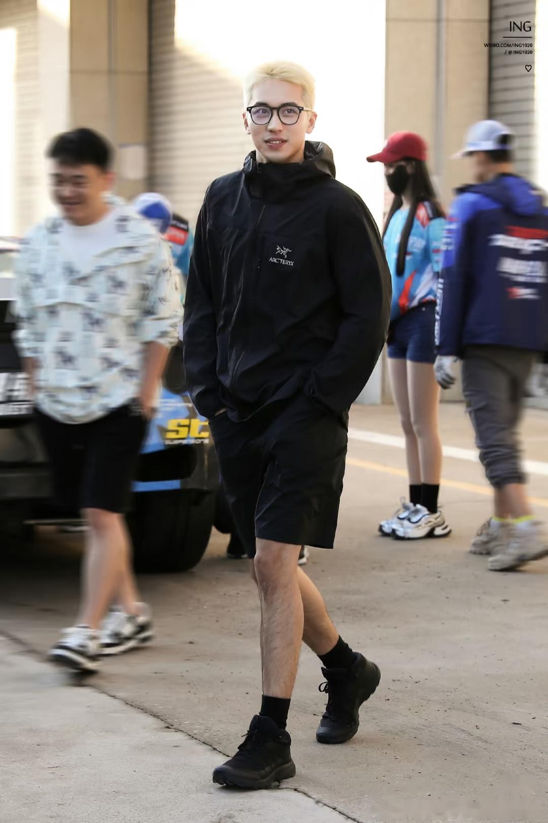 许魏洲近年深耕赛车领域,从飘移赛冠军到ctcc职业车手