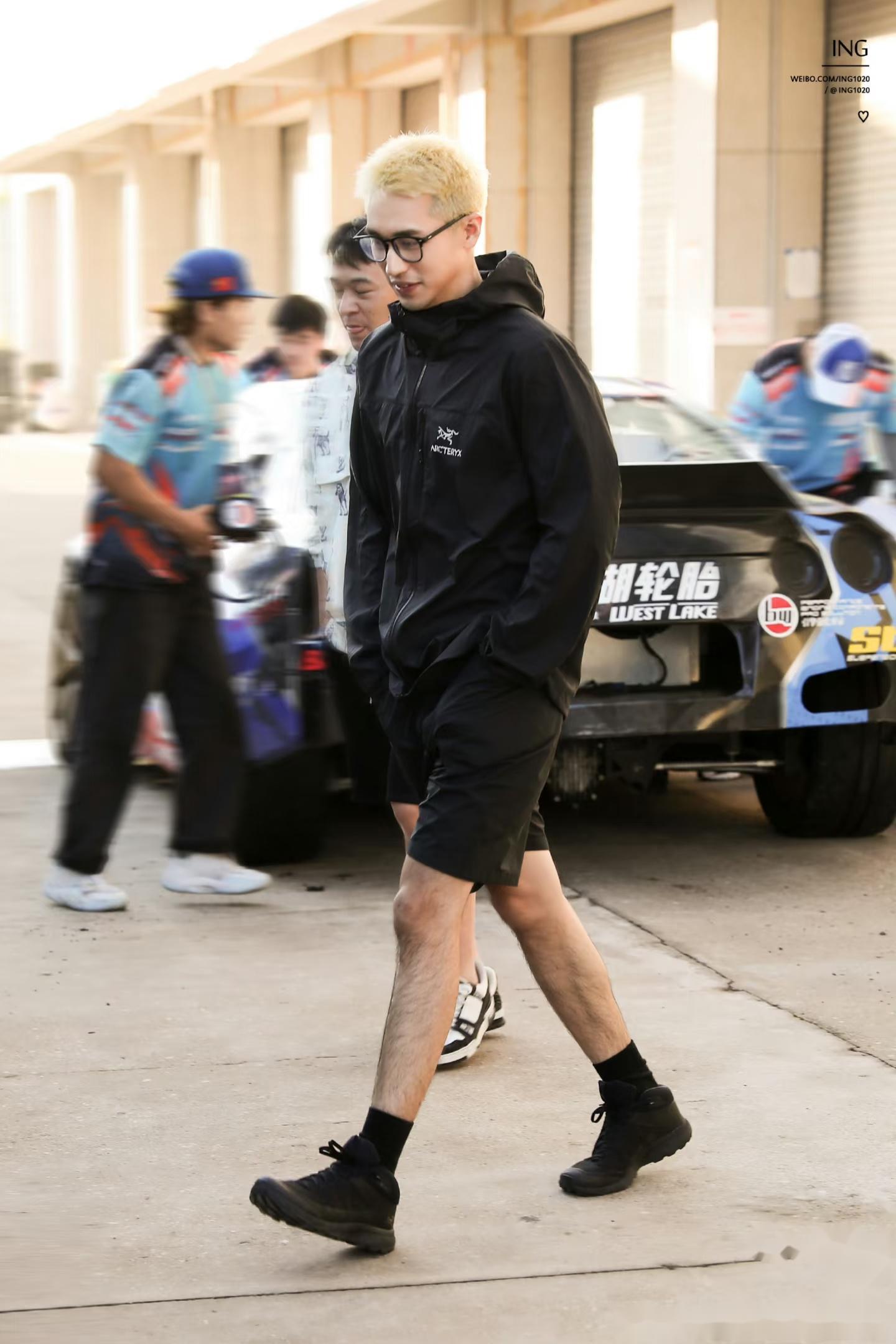 许魏洲近年深耕赛车领域,从飘移赛冠军到ctcc职业车手,逐步建立"演员