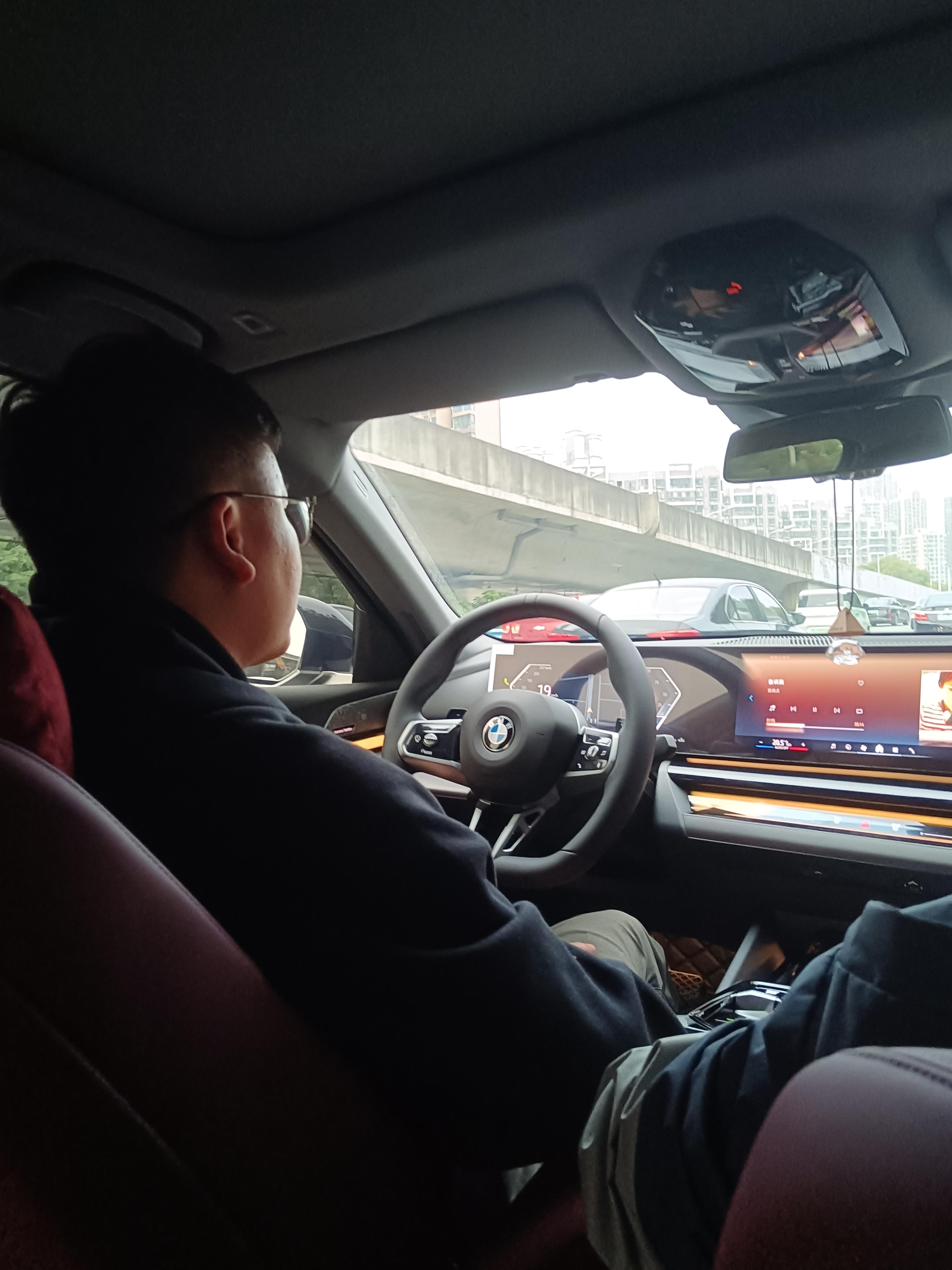 换车了,终于开上以前梦寐以求的宝马5系了!