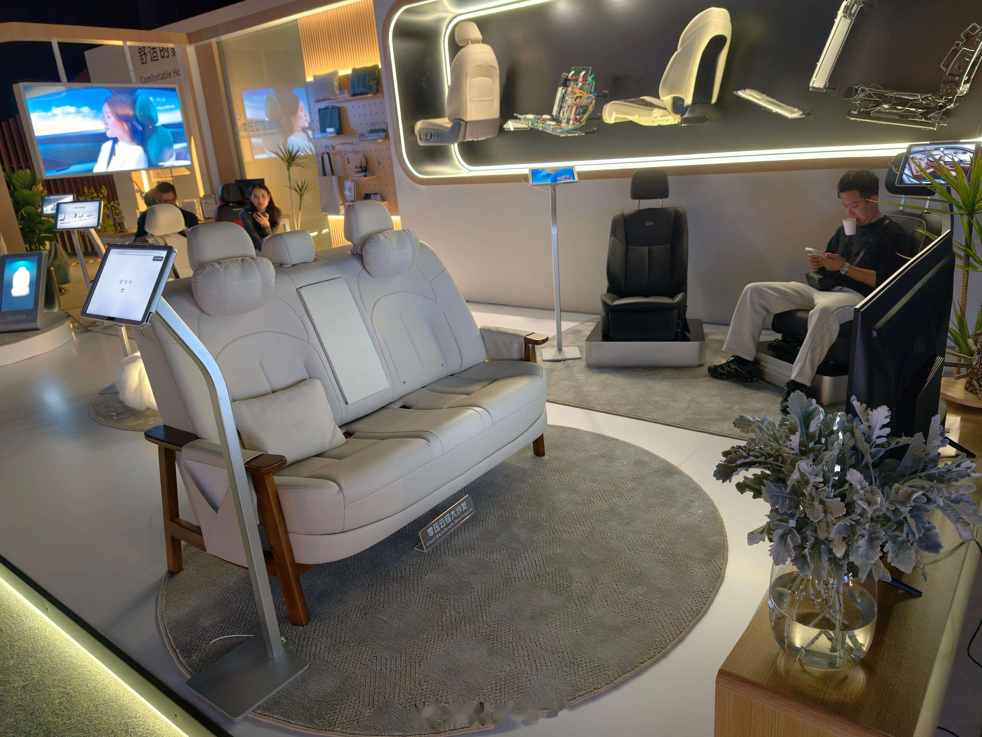 日产真的太能整活了 n6发布会现场布置了一个客厅的温馨场景,坐在沙发