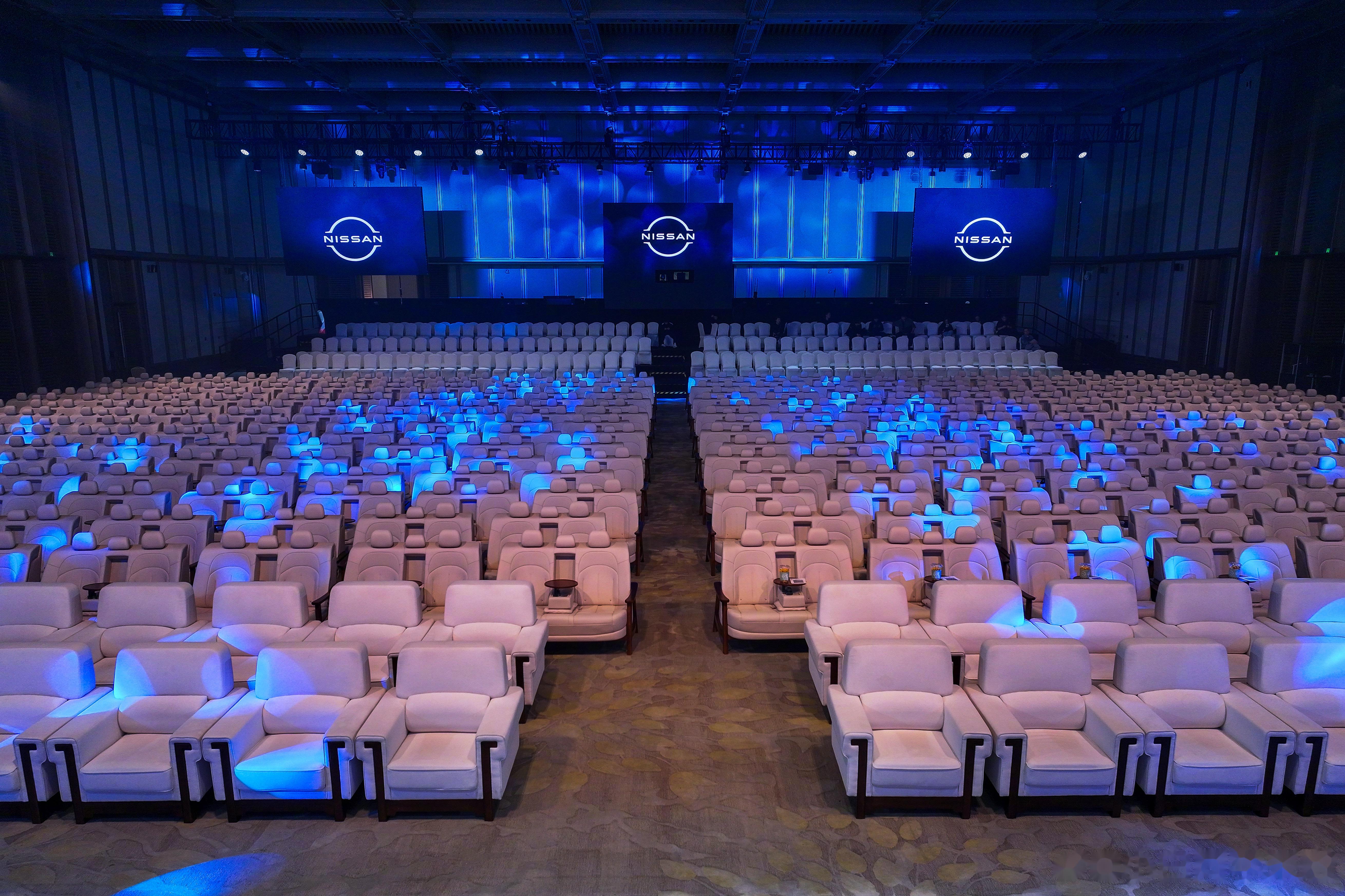 东风日产通过 n7 和 n6 这两款车型的发布会,成功地巩固了"沙发厂"这