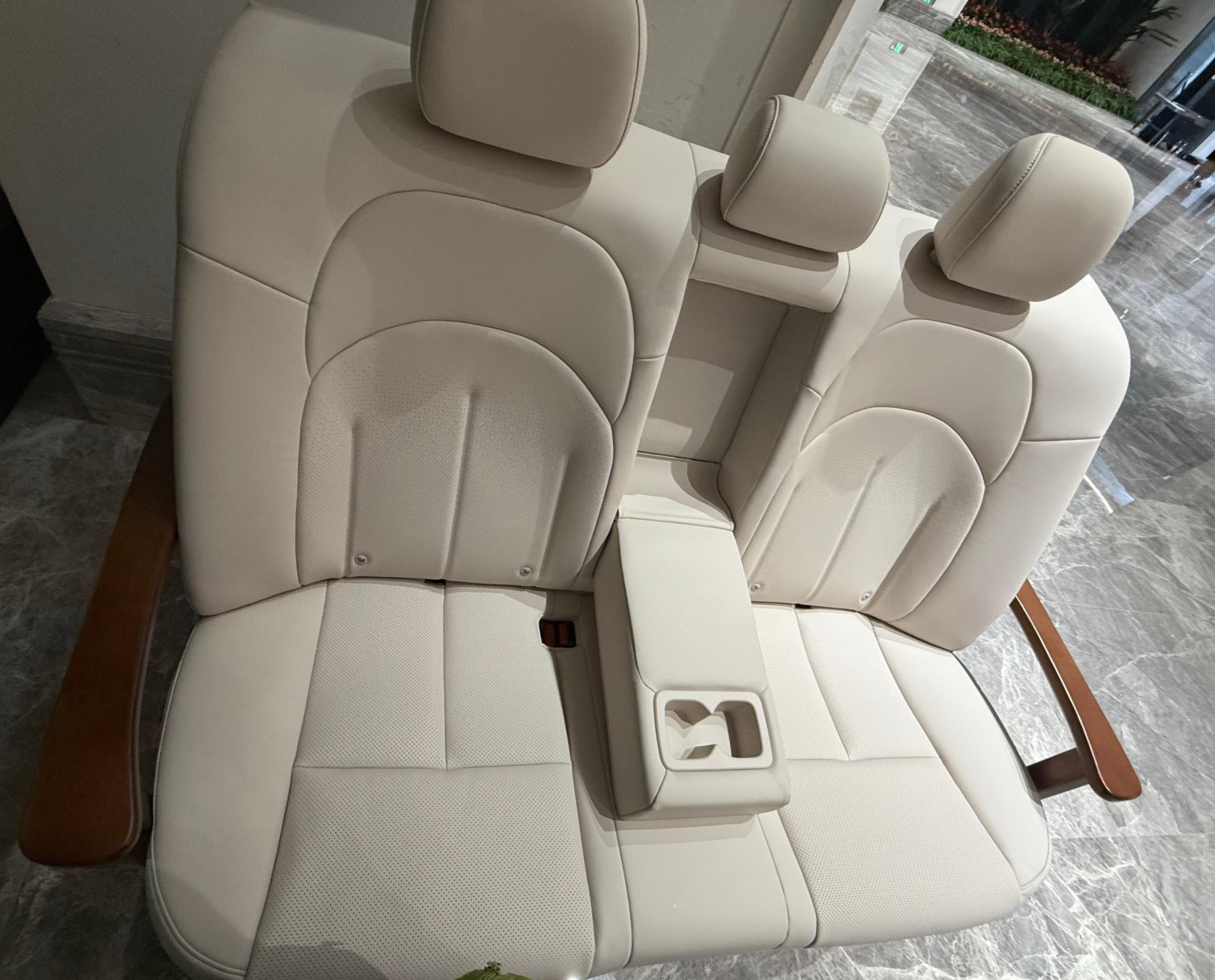 他们直接将沙发搬到了发布会现场,如此