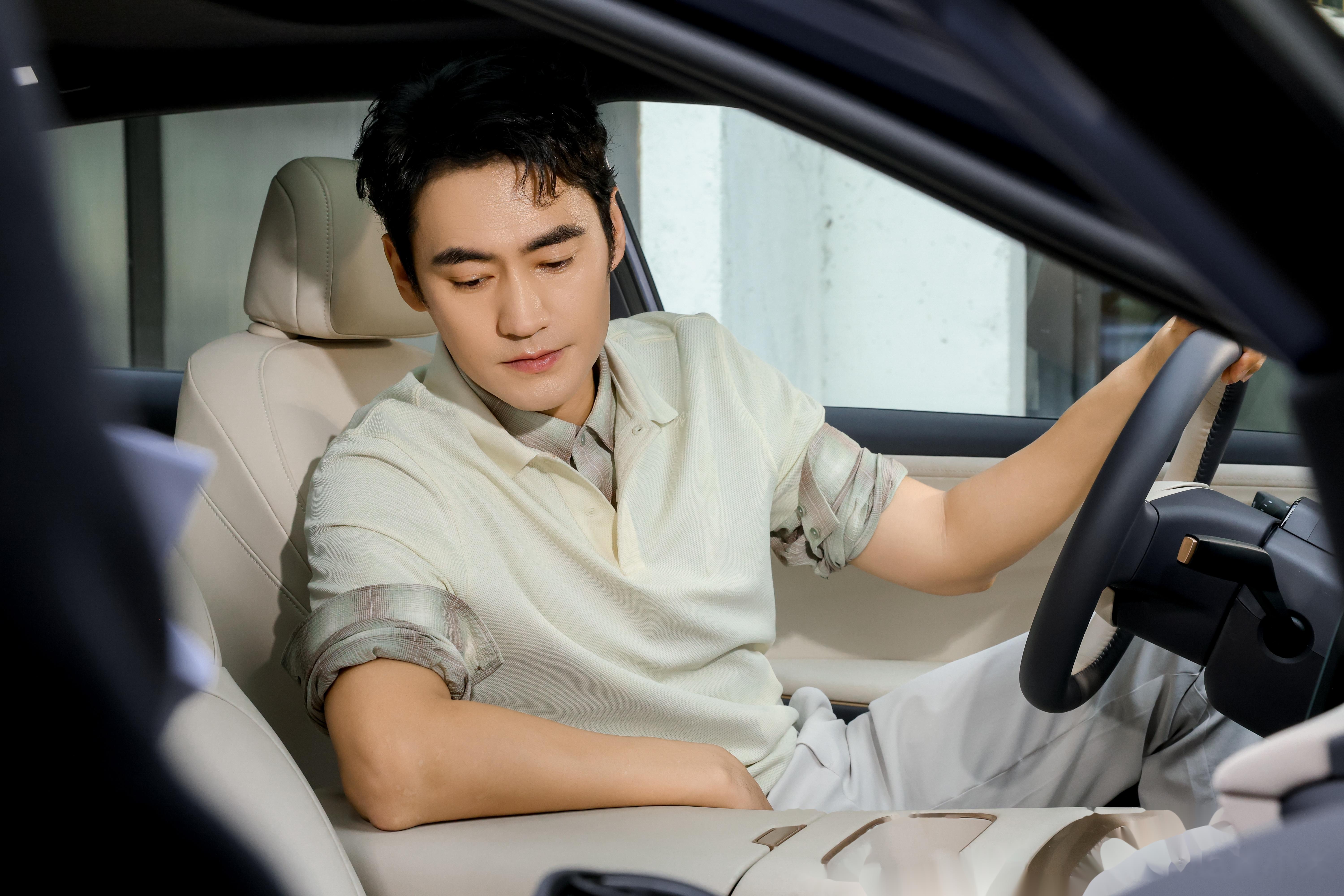 在袁弘和张歆艺的最新vlog中,两人趁着