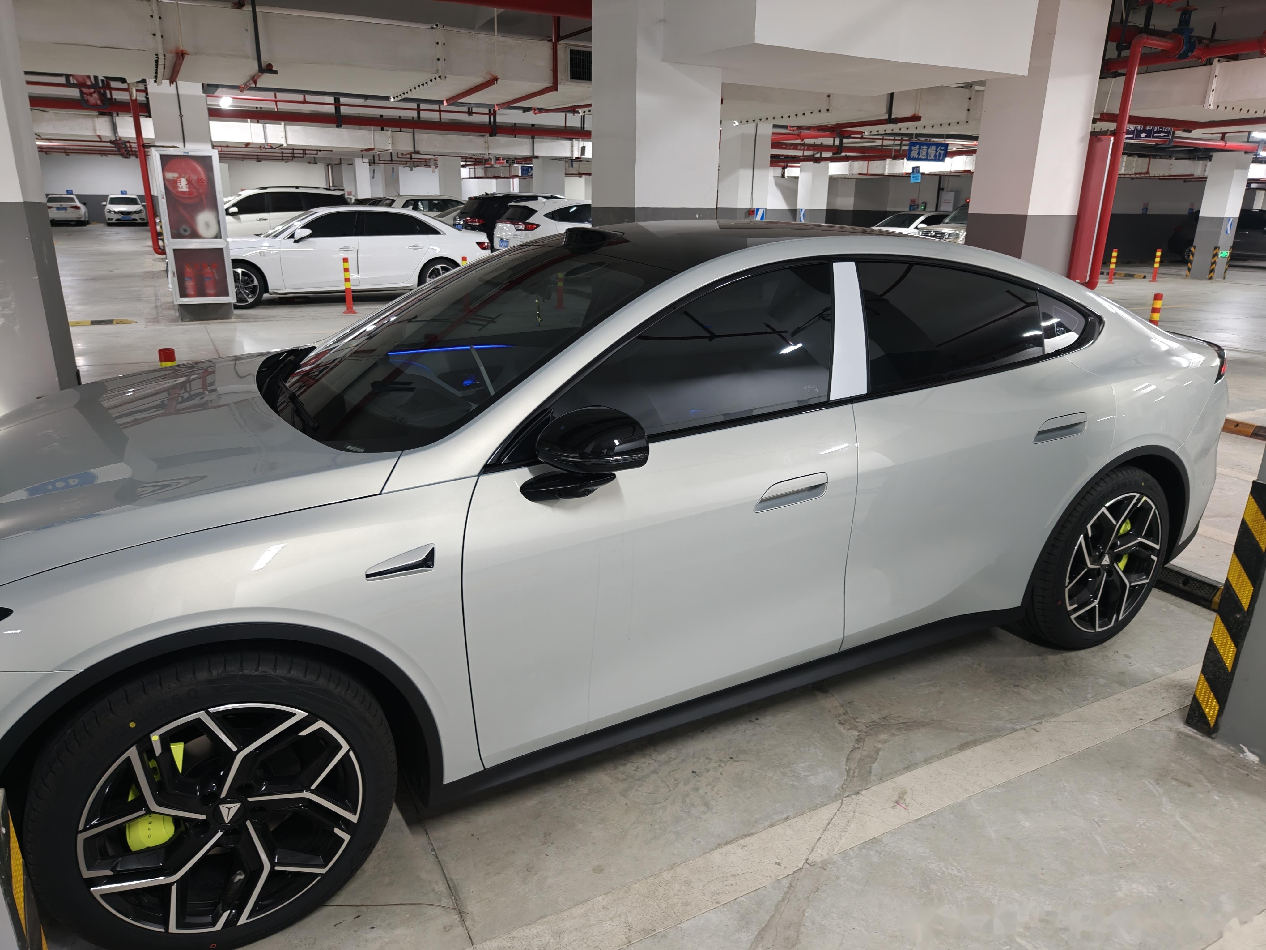 🚗 阳光下的座驾闪烁着柔和的光芒,仿佛在说今天也要顺利启程
