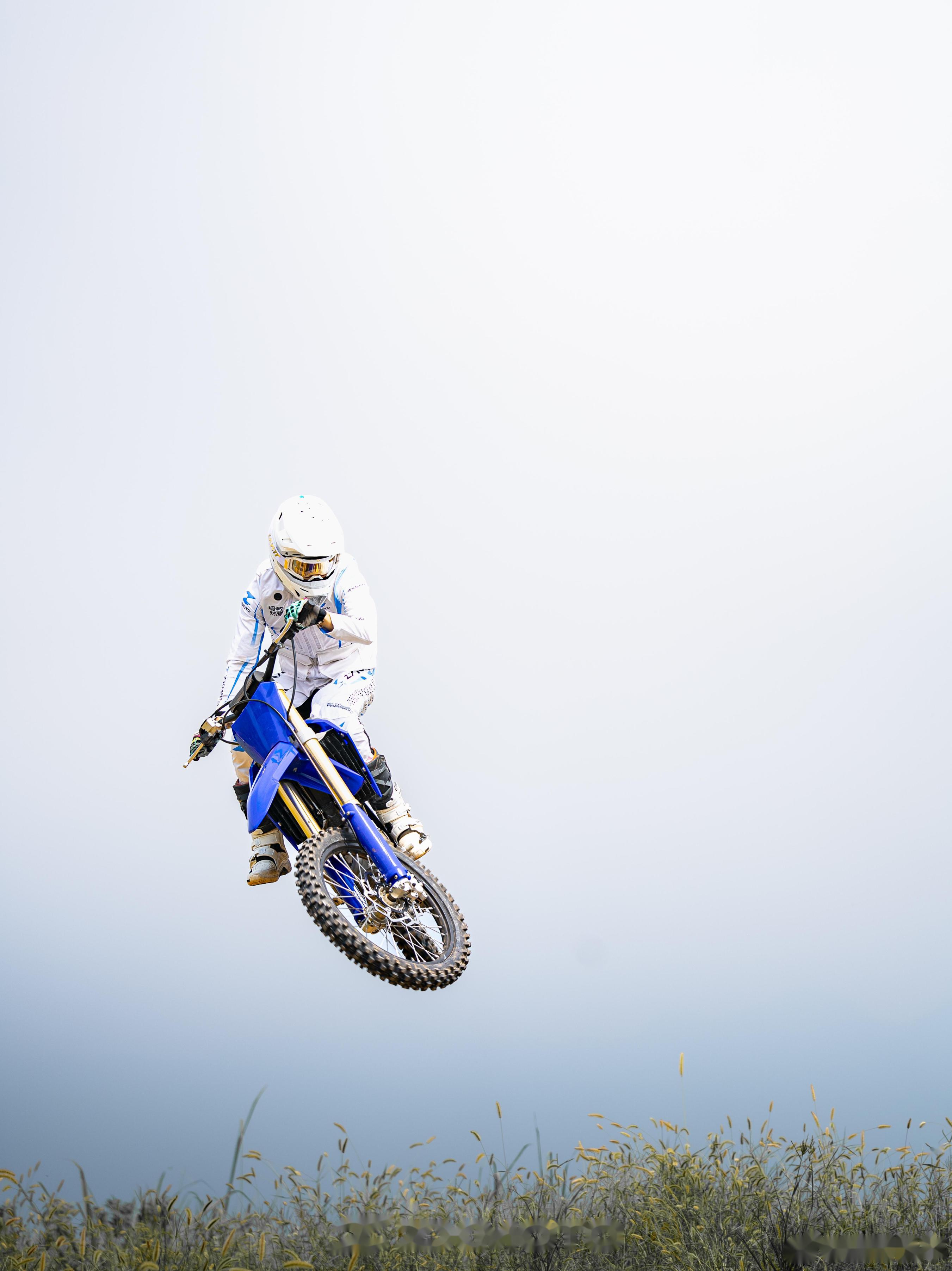 mx250|越野越撒野 把秀场搬到林地 泥泞路是不设限的t台 轰鸣声作为
