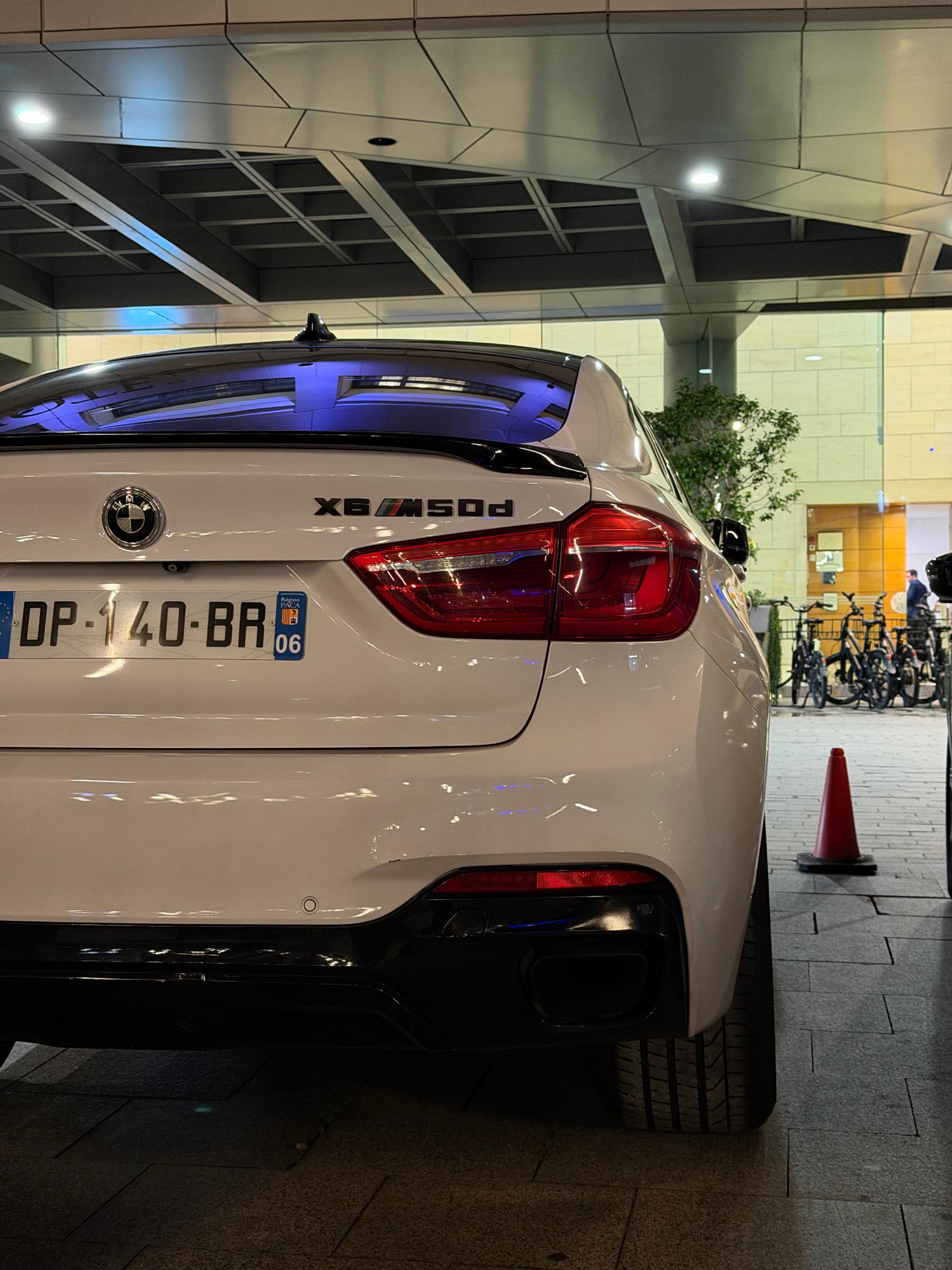 如果你在路上遇到一台底盘代号为 f16 的 bmw x6 m50d你可能会认为