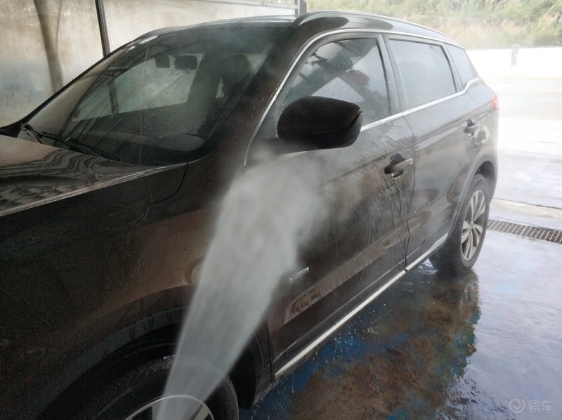 使用洗车机自已动手清洗博越车身