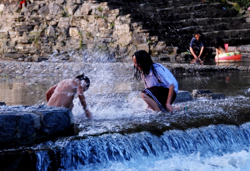 【首发原创】村娃溪中戏水图